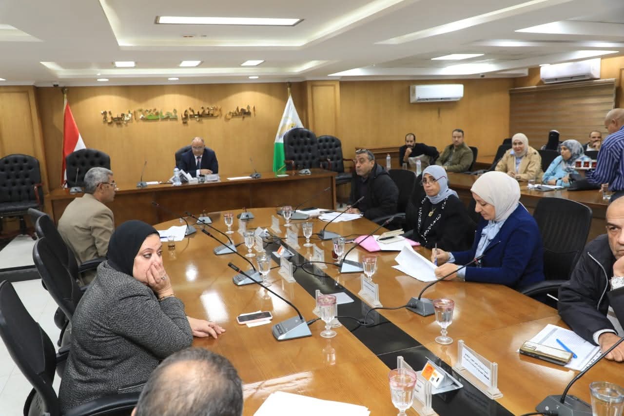 سكرتير عام الجيزة يتابع ملفات تقنين أراضي الدولة والخطة الاستثمارية
