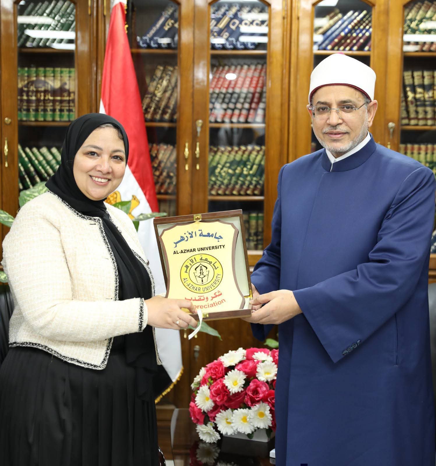 رئيس جامعة الأزهر يهنئ الدكتورة جينا الفقى بتجديد تكليفها مشرفاً على بنك المعرفة المصرى 