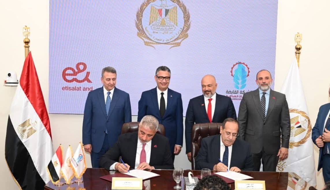 بروتوكول تعاون بين الشركة القابضة للصناعات الغذائية وشركة اتصالات «إي آند مصر» لتطوير المجمعات الاستهلاكية