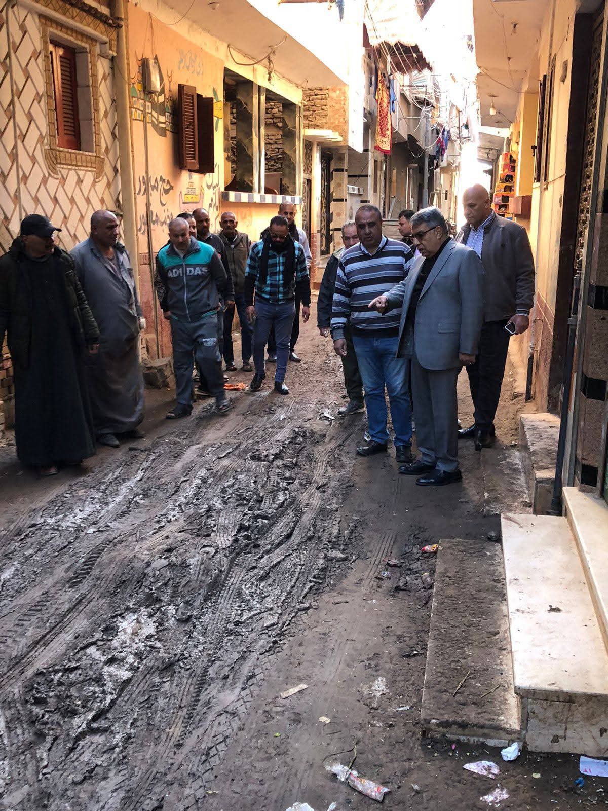 محافظ الدقهلية يوجه بحل مشكلة تسرب مياه الصرف الصحي بقرية دنجواى 