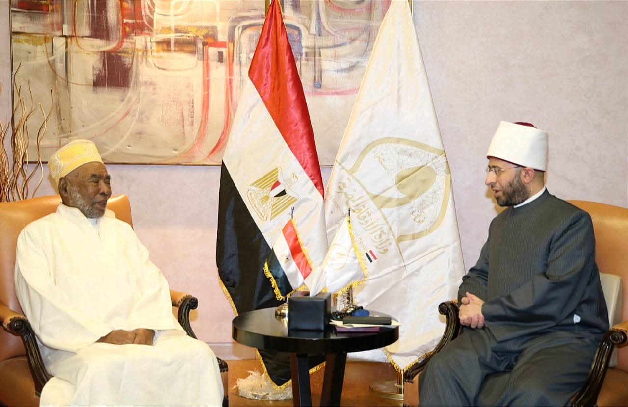 وزير الأوقاف يلتقى مفتى جزر القمر على هامش مؤتمر الإفتاء الدولى