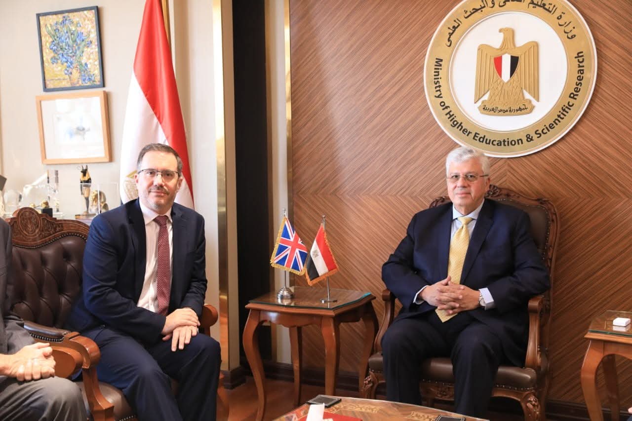 وزير التعليم العالي يبحث مع سفير المملكة المتحدة بالقاهرة التوسع في الفروع الدولية 