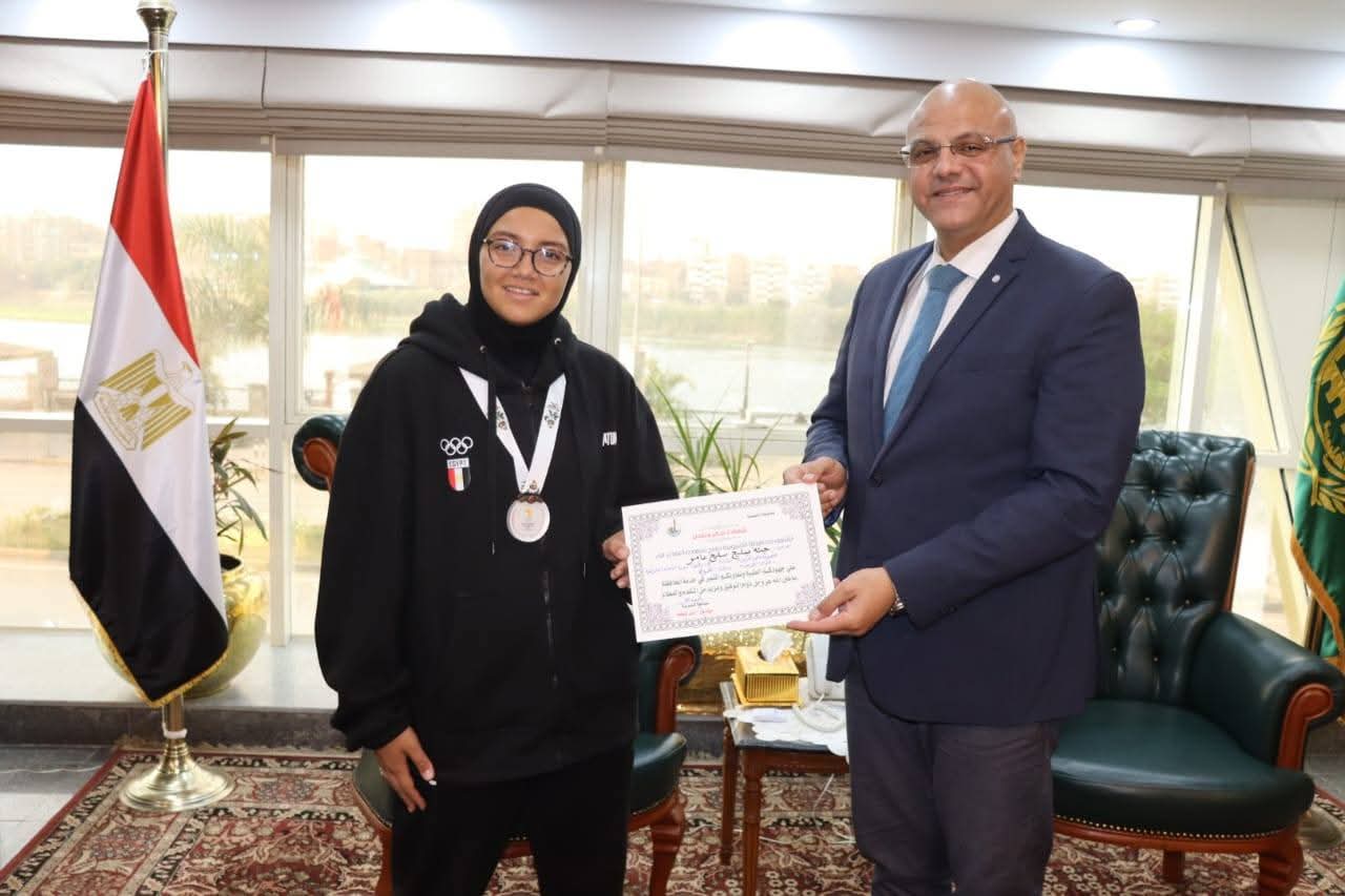 محافظ القليوبية يكرم "جنة صليح" لحصولها على برونزية قذف القرص بدورة الألعاب الأفريقية