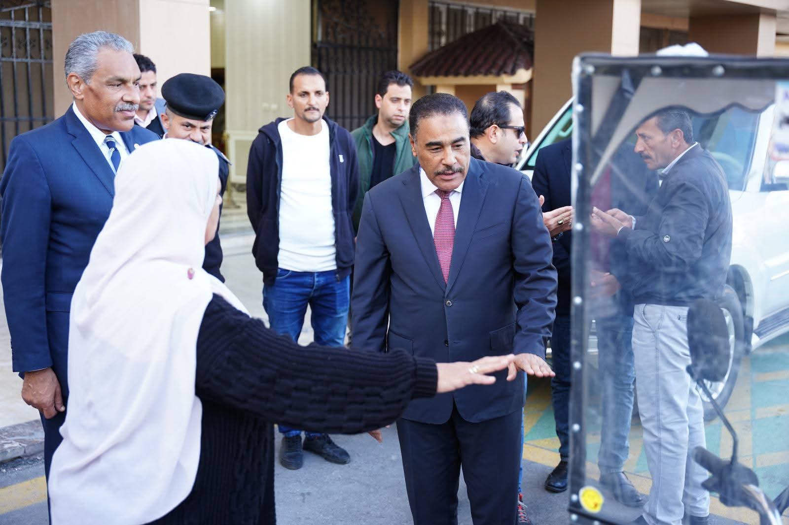 محافظ مطروح يهدي «سكوتر كهربائي» لمواطنة تعاني ابنتها من سرطان العظام