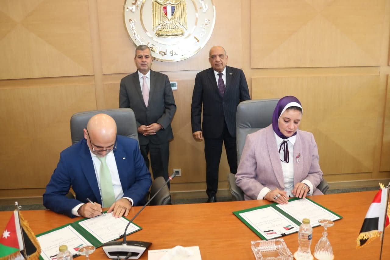 وزيرا الكهرباء المصري والأردني يشهدان توقيع عقد تبادل الطاقة الكهربائية
