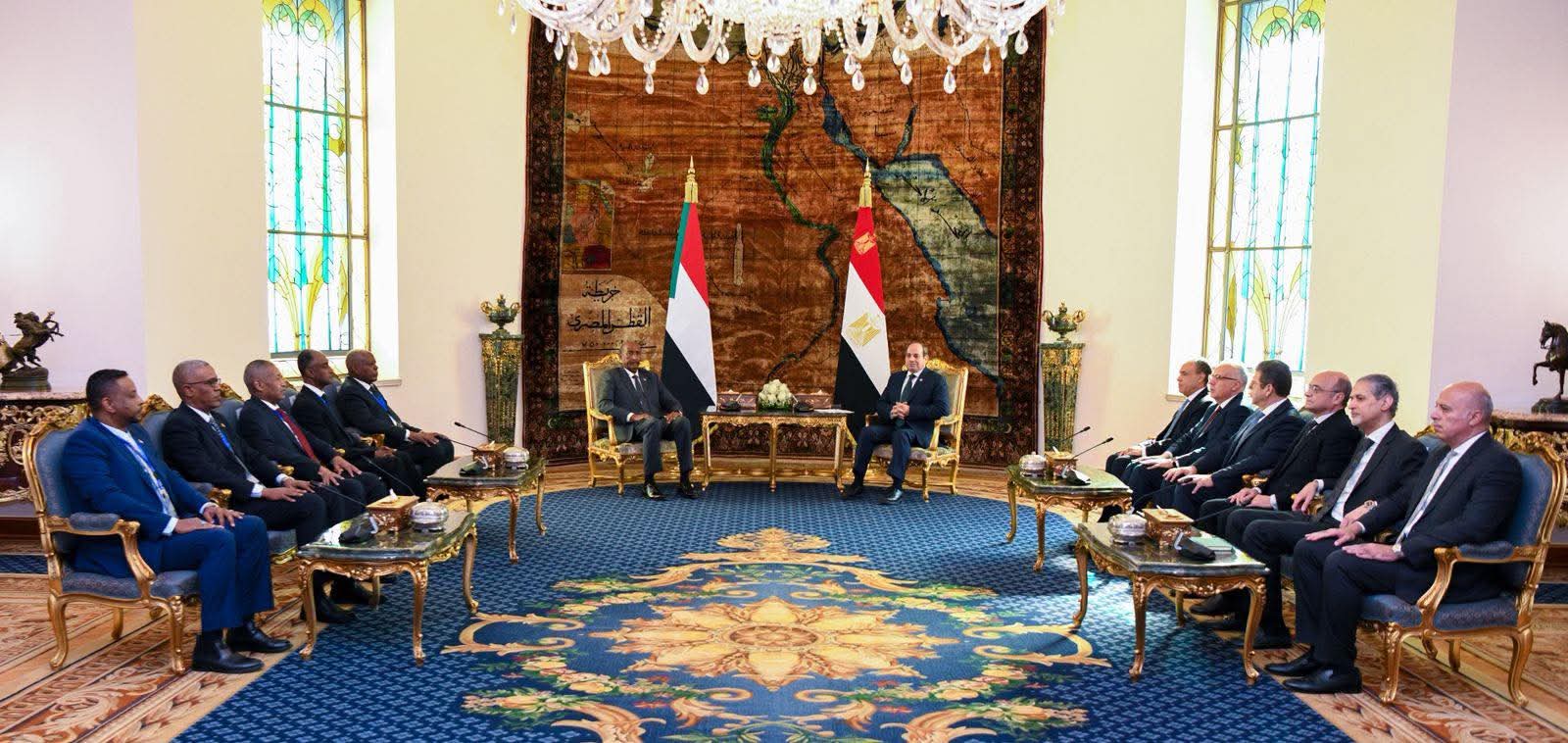 الرئيس يبحث مع البرهان..تعزيز العلاقات الثنائية والأوضاع الإقليمية