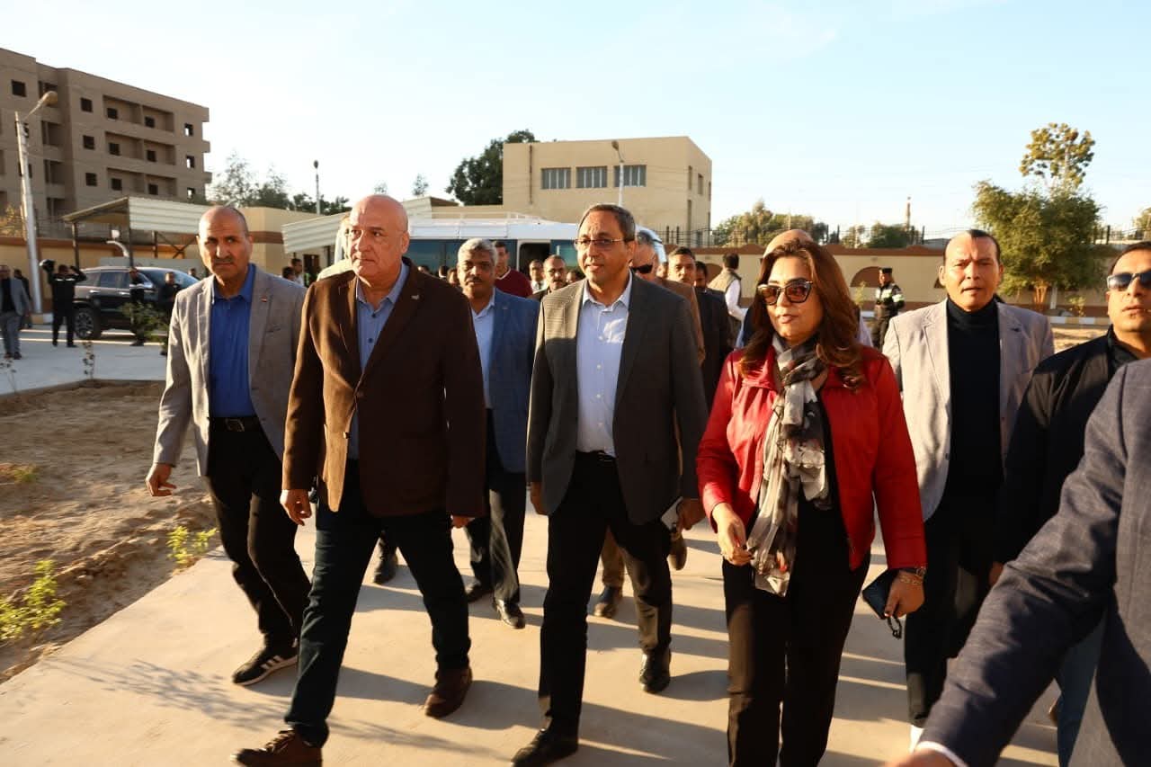 وزيرة التنمية المحلية ومحافظ قنا يتفقدان أعمال تطوير مجزر الصالحية