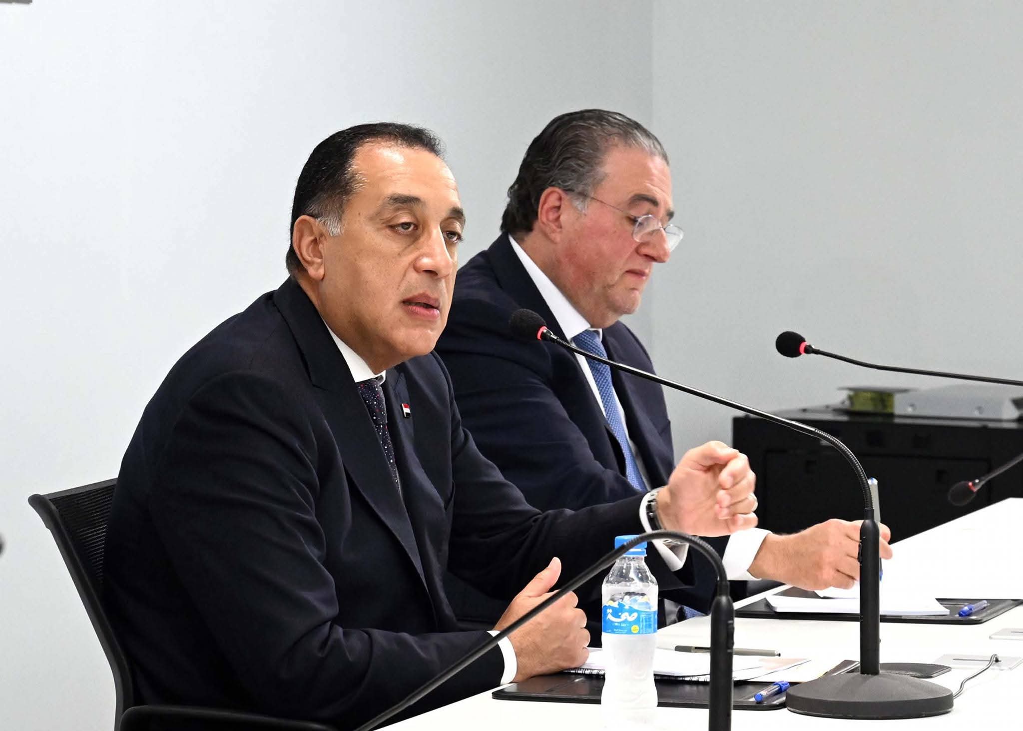 رئيس الوزراء يجيب عن أسئلة مسئولي الهيئات الاقتصادية وغرفة التجارة والصناعة بلبنان