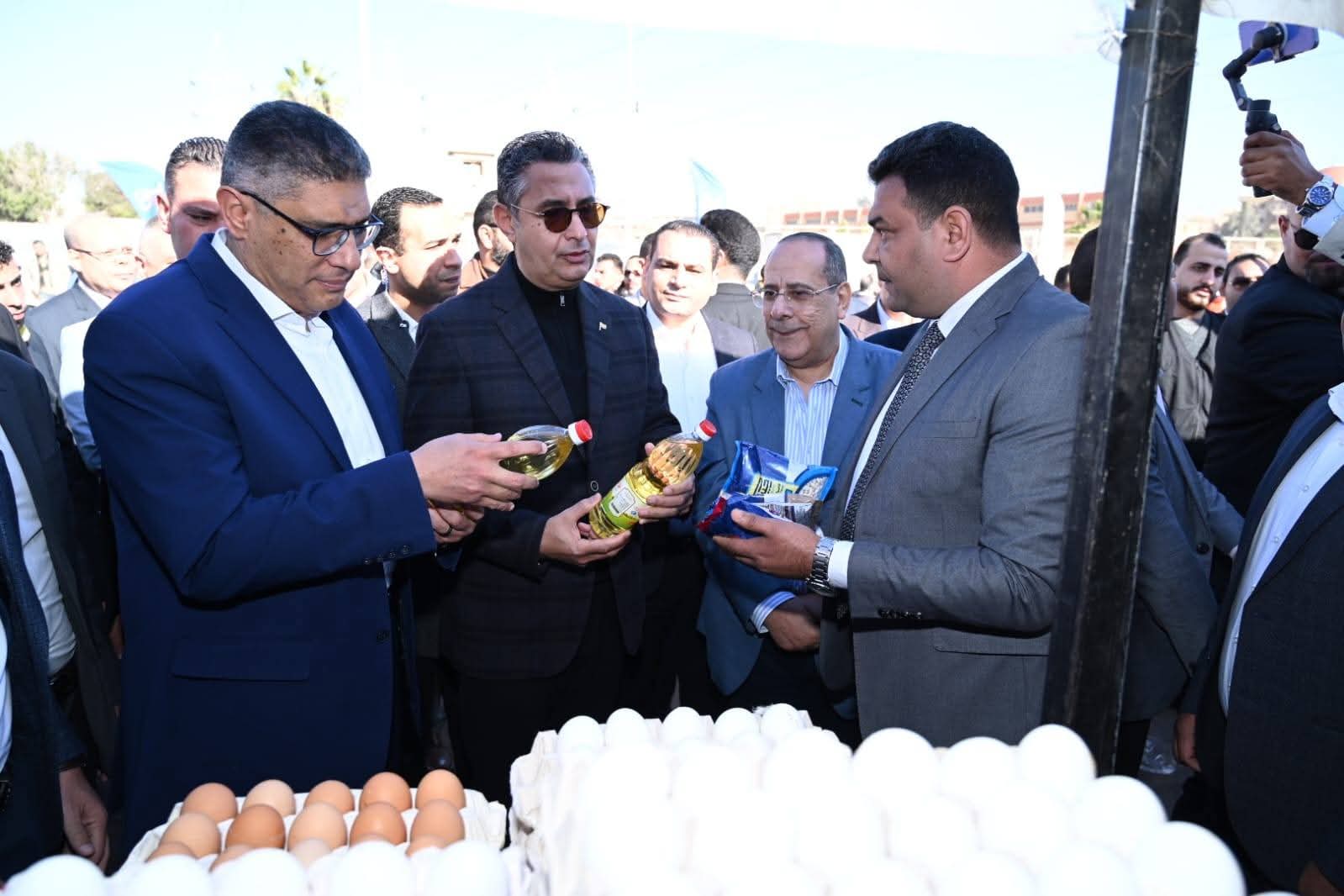 وزير التموين و محافظ الجيزة يفتتحان سوق اليوم الواحد بمنطقة حدائق الأهرام