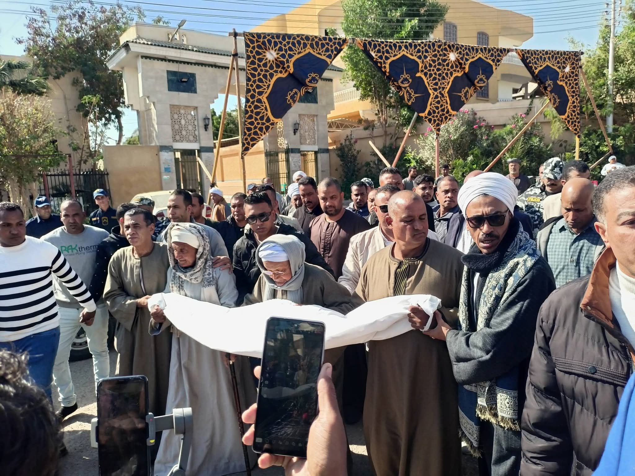 برعاية الإمام الأكبر.. وفى ساحة آل الطيب «القودة»تنهى خصومة الـ 6 سنوات بين أبناء العمومة بنقادة