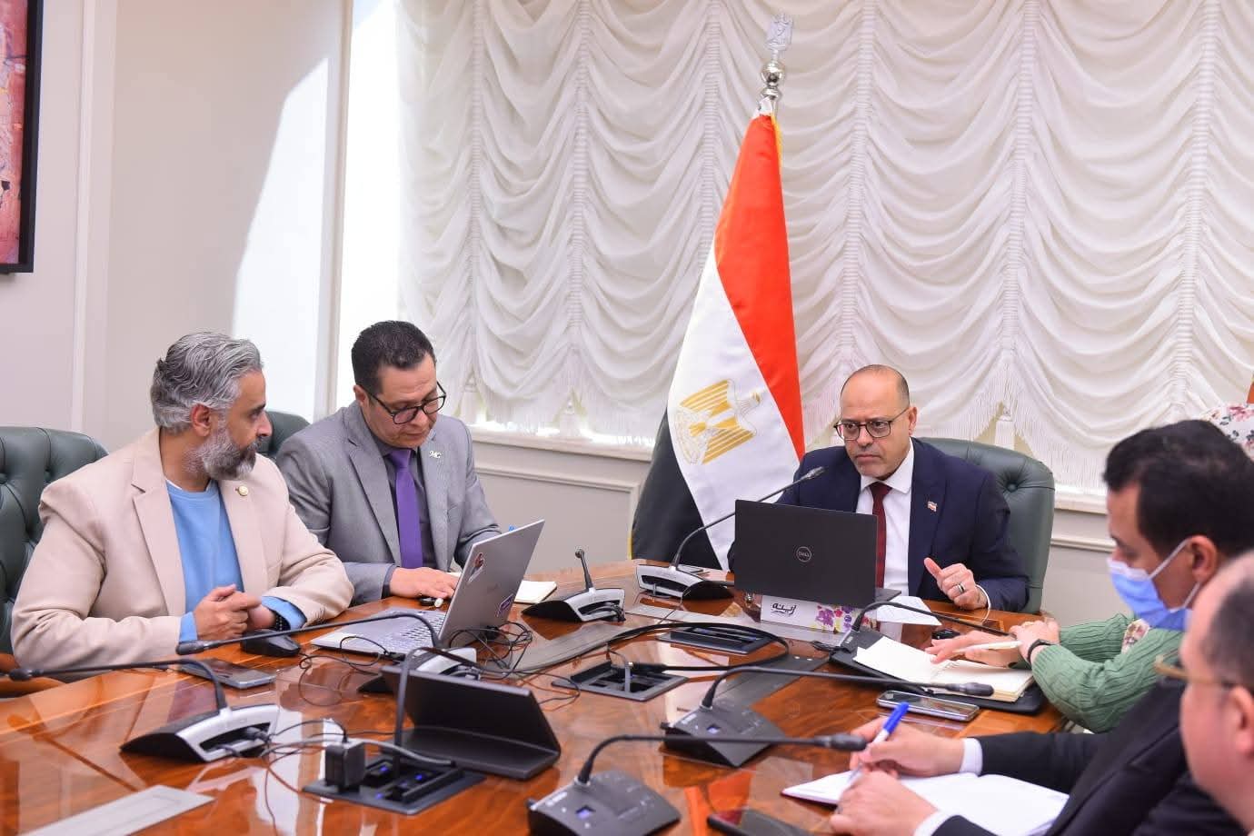وزير العمل يتابع مع مديري المديريات بالمحافظات خطط وبرامج التدريب والتشغيل بالفيديو كونفرانس