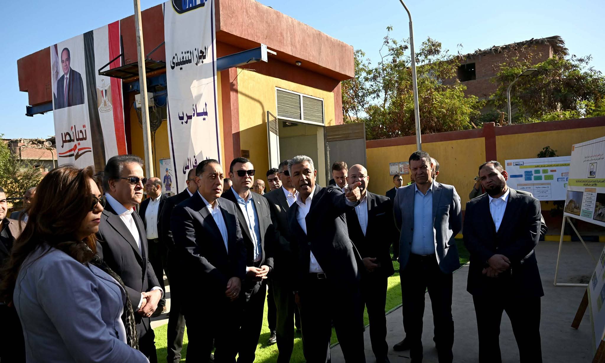 رئيس الوزراء يتفقد محطة رفع "الفهميين" للصرف الصحي بمركز الصف 