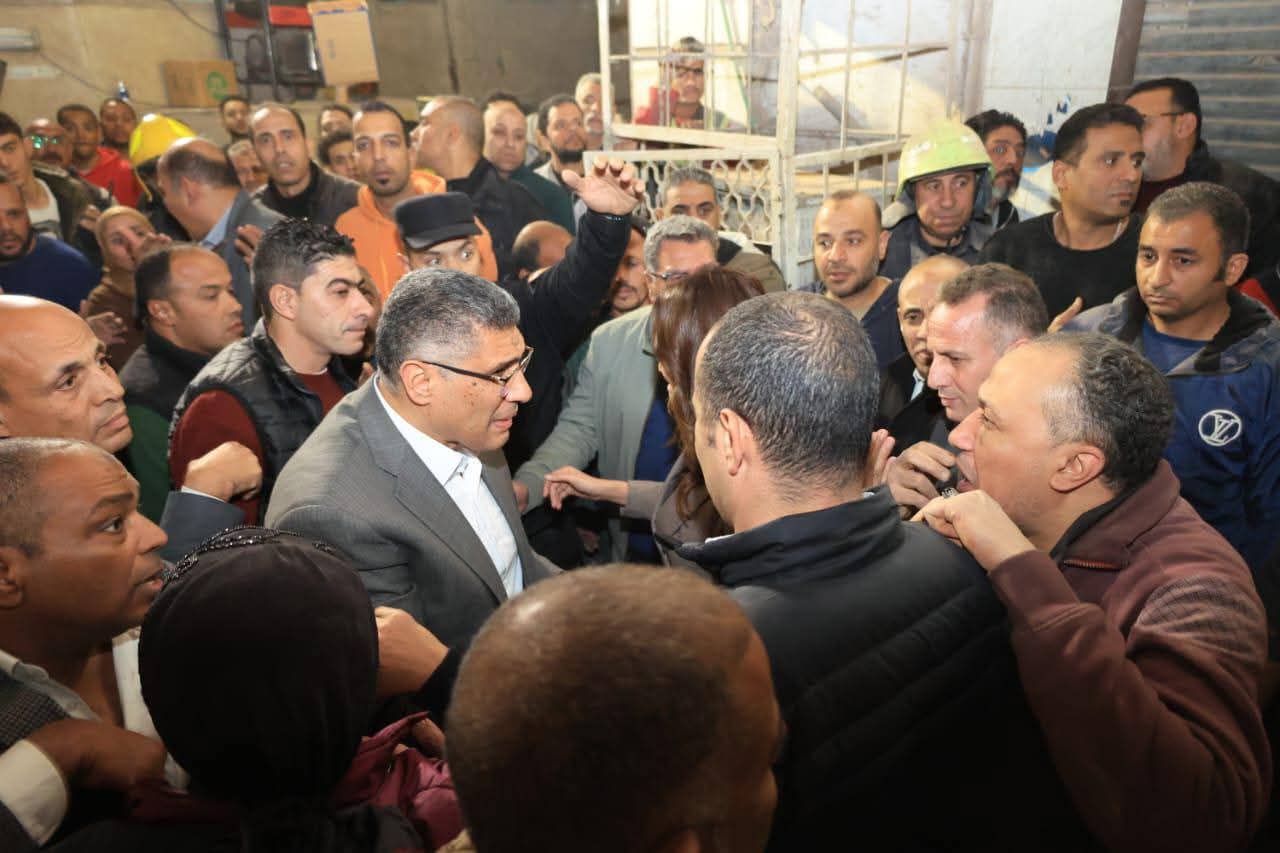 محافظ الجيزة فى موقع انهيار عقار إمبابة.. ويتابع انتشال المصابين
