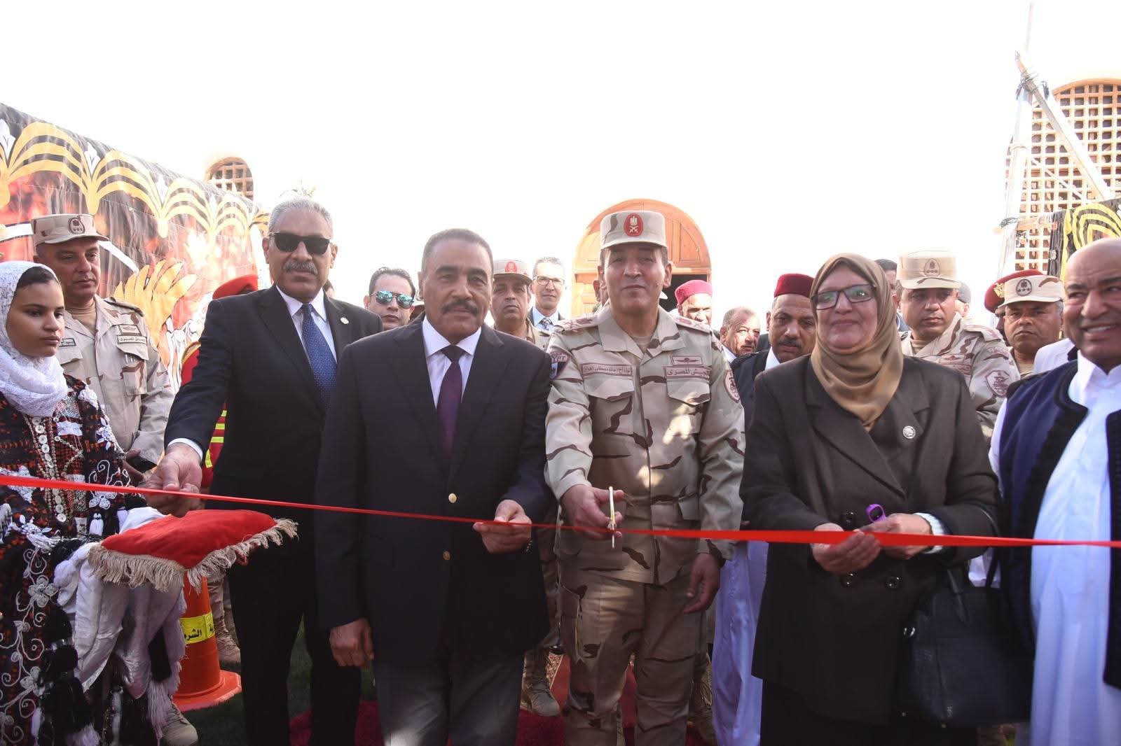 محافظ مطروح وقائد المنطقة الغربية يشهدان إحتفالية أسبوع الخير الثانى بسيوة
