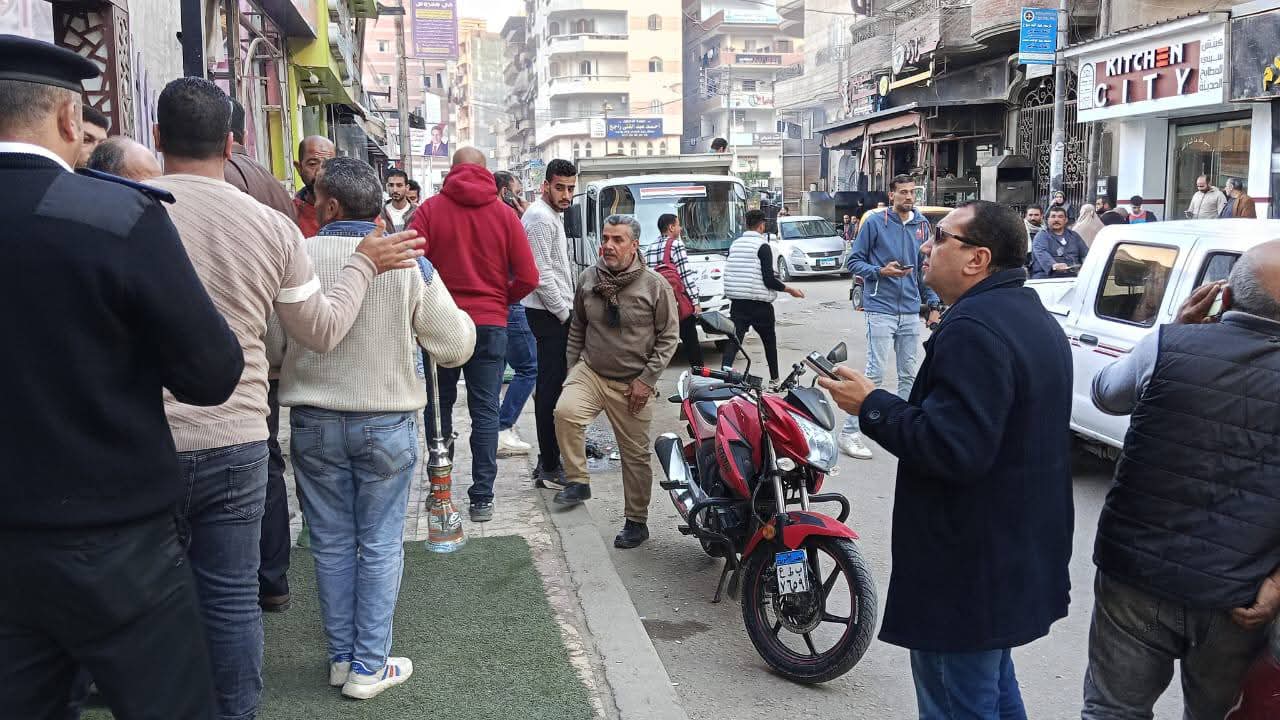 غلق وتشميع ٢٣ مقهى بكفر الدوار لتعديها على الطريق العام 