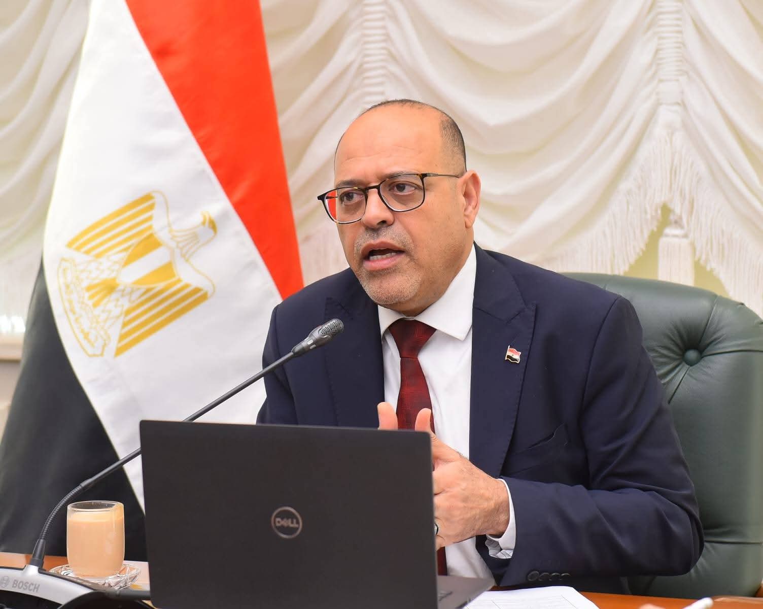 وزير العمل يصدر قرارًا وزاريًا بتنظيم الأعمال المتقطعة وساعات التواجد بالمنشآت