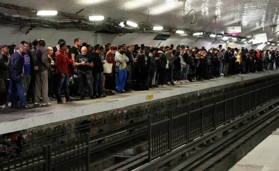 حادث طعن في مترو الأنفاق بباريس.. وإصابة 3 سيدات