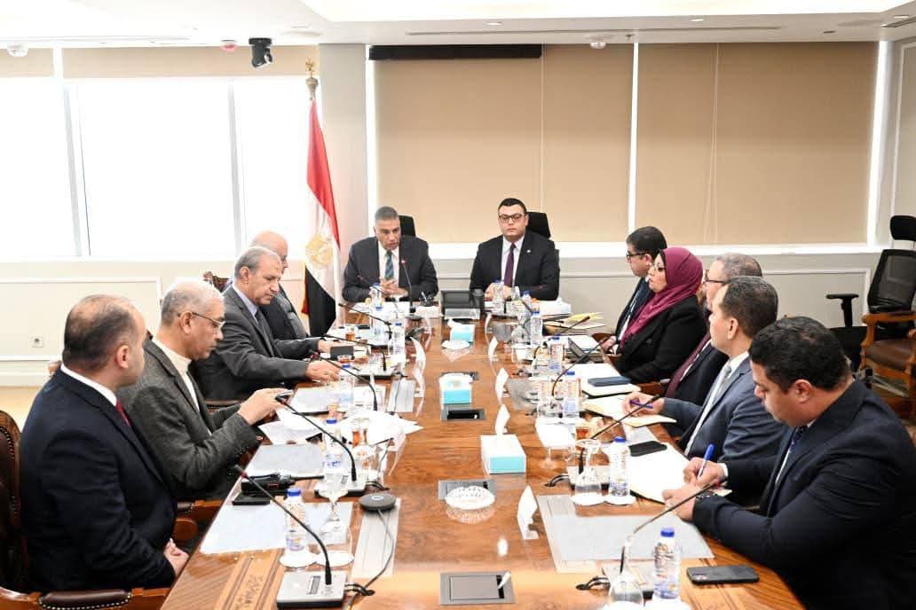 وزير الإسكان يبحث مع  محافظ أسوان  ملفات العمل المشترك