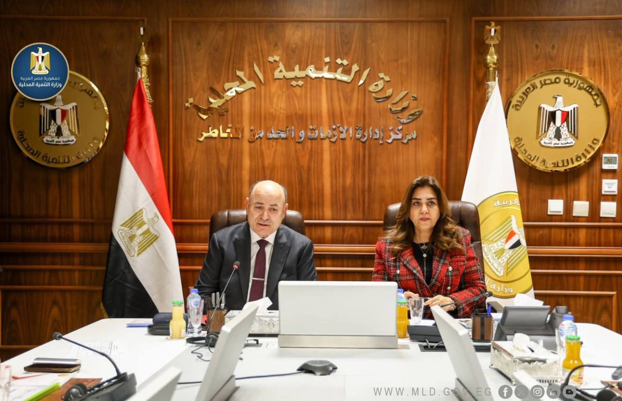 وزيرة التنمية المحلية ومستشار رئيس الجمهورية يبحثان مع المحافظين استغلال الأراضى المستردة