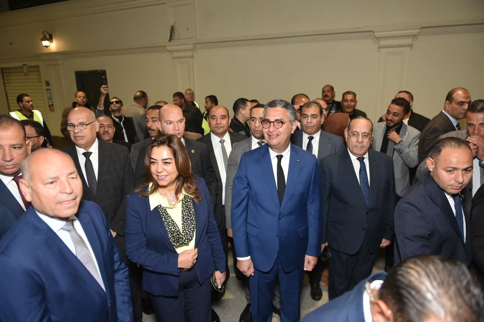 وزيرا التموين والتنمية المحلية ومحافظ القاهرة يفتتحون سوق مستلزمات الأسرة والسلع الغذائية بالسبتية  .