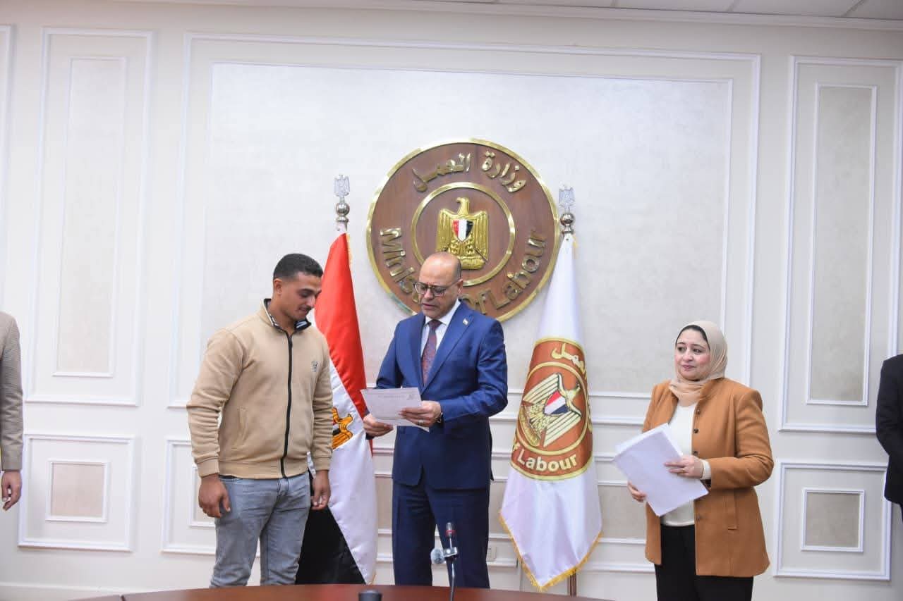 وزير العمل يُسلم دفعة جديدة من عقود العمل للشباب بالإمارات والأردن
