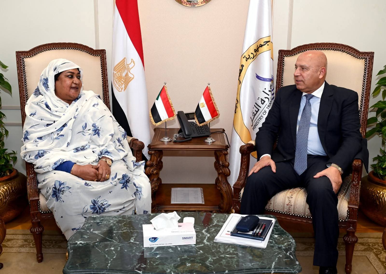 وزير الصناعة والنقل يبحث مع نظيرته السودانية سبل تعزيز التعاون بين البلدين