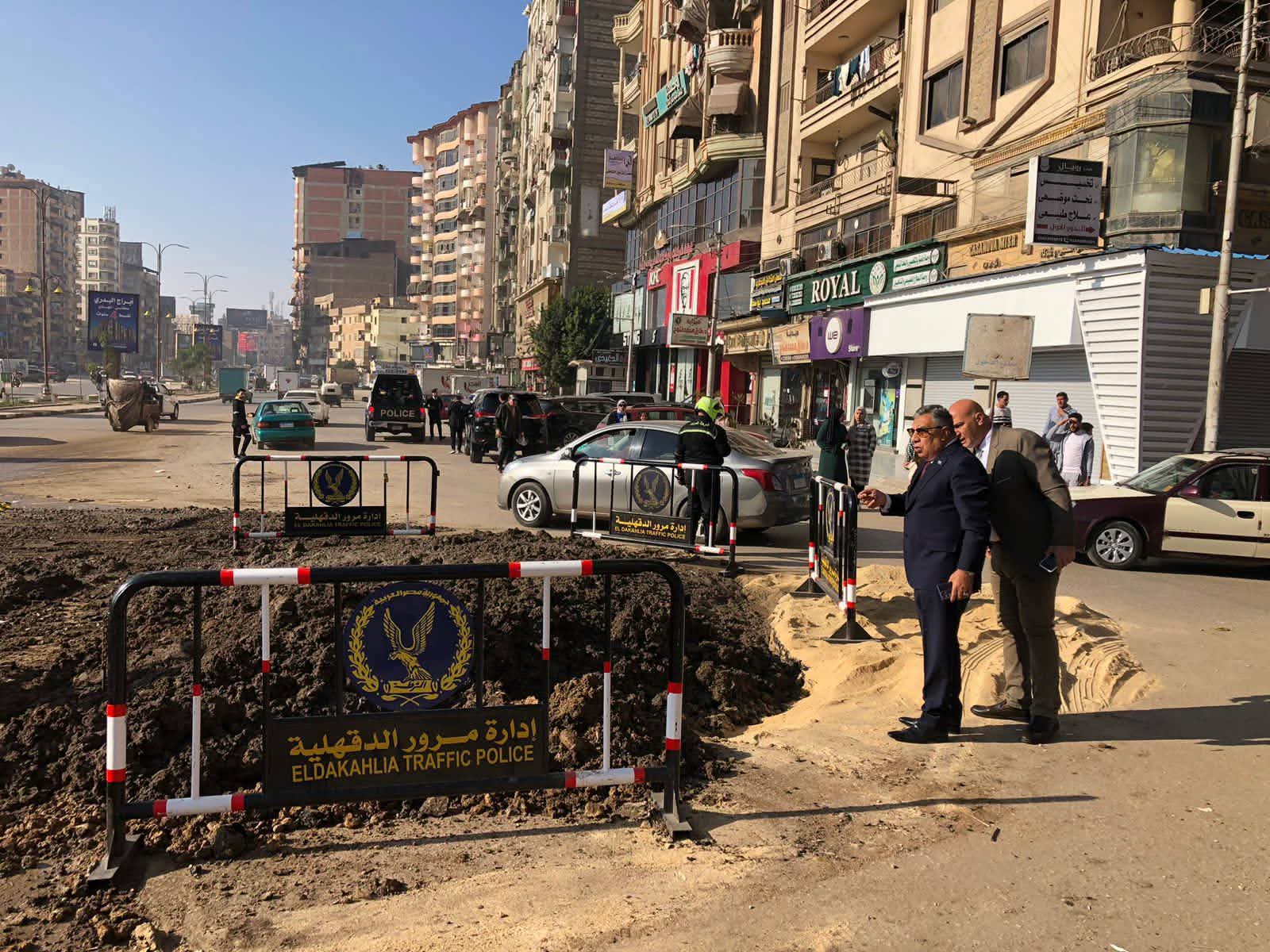 محافظ الدقهلية يتفقد إنتهاء أعمال إصلاح تسرب مياه بشارع قناة السويس 