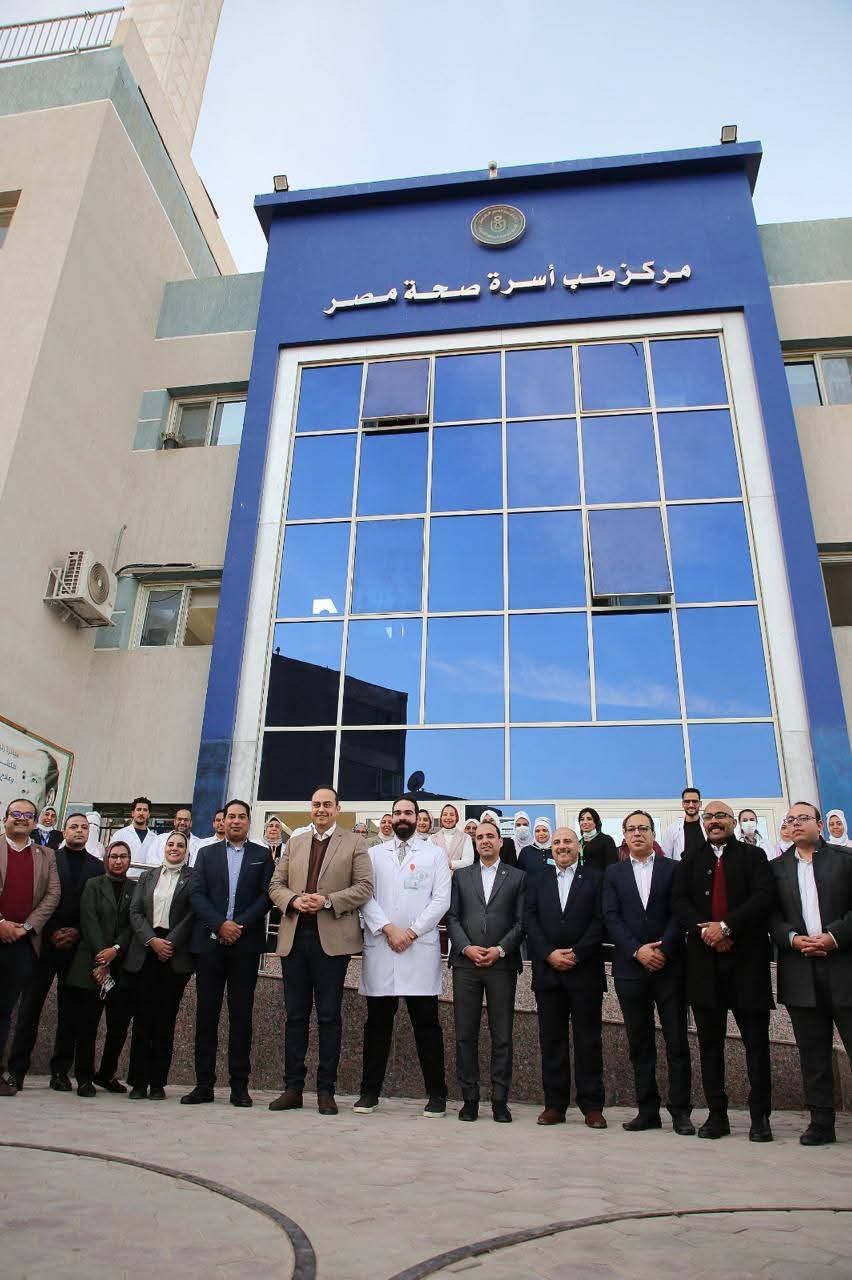 رئيس الرعاية الصحية يتفقد منشأت طبية بالسويس ويوجه بصرف مكافآت تشجيعية للكوادر الطبية والإدارية 