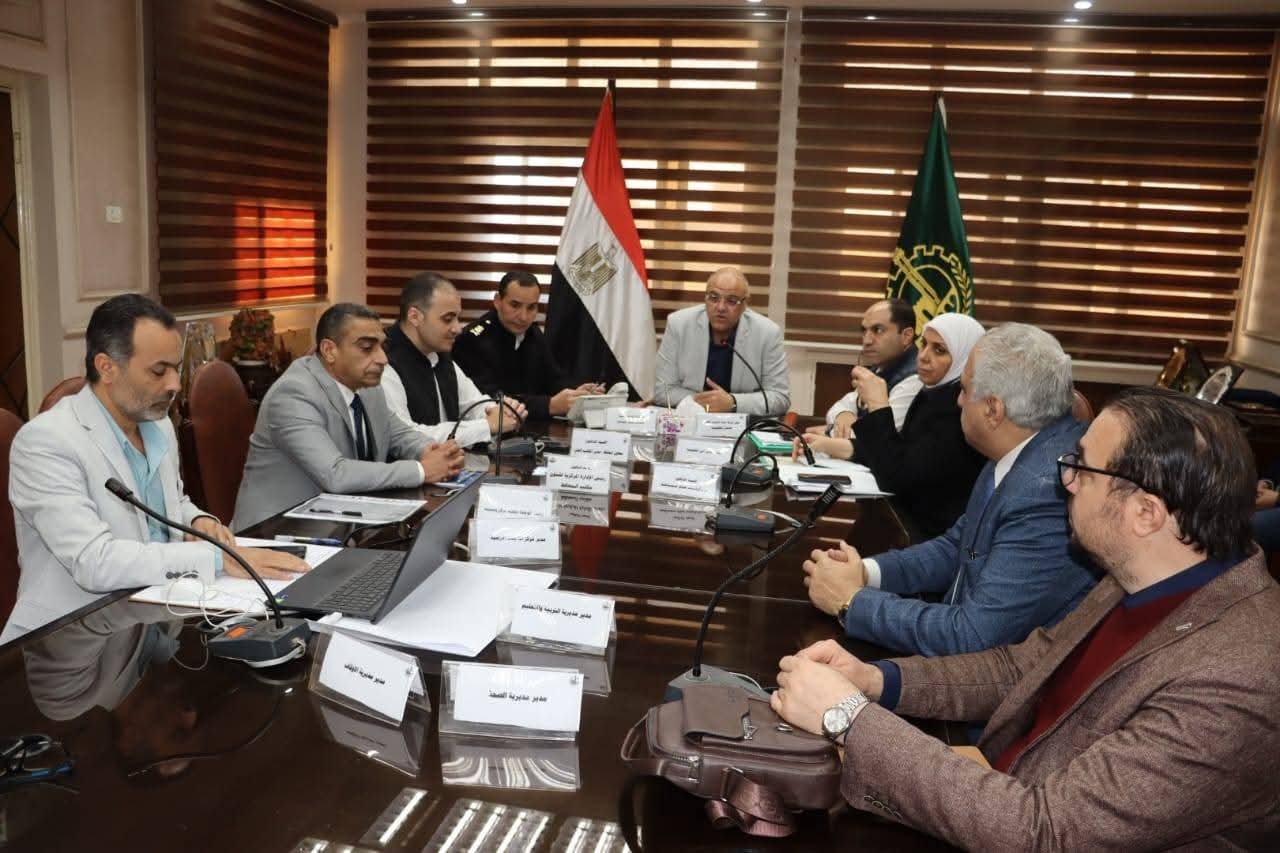 محافظ القليوبية يبحث إجراءات تحويل قرية "القلج" وتوابعها بمركز الخانكة إلى مدينة مستقلة