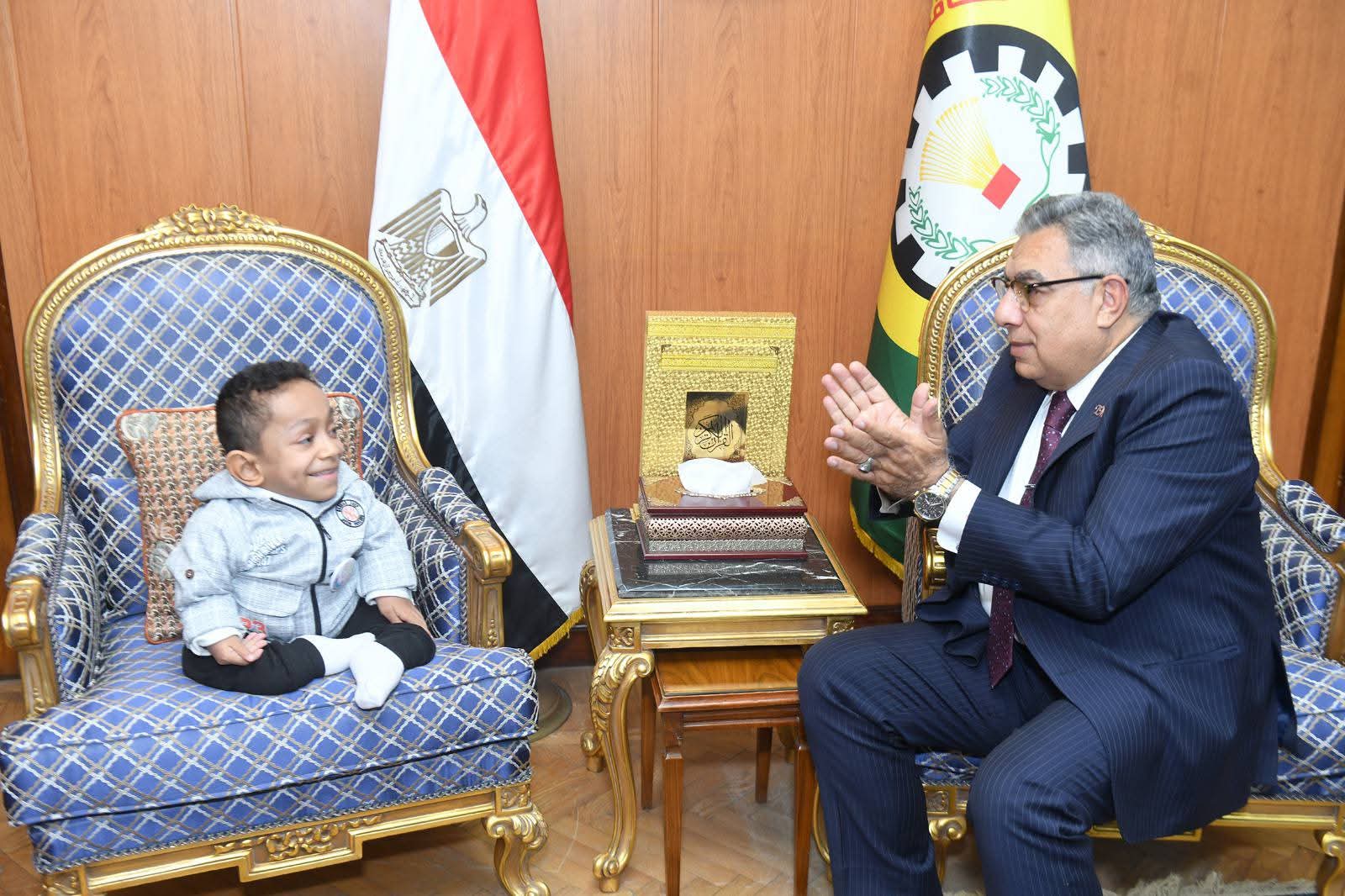 لفتة إنسانية لمحافظ الدقهلية..استقبل طفل من ذوى الهمم وأهداه المصحف الشريف