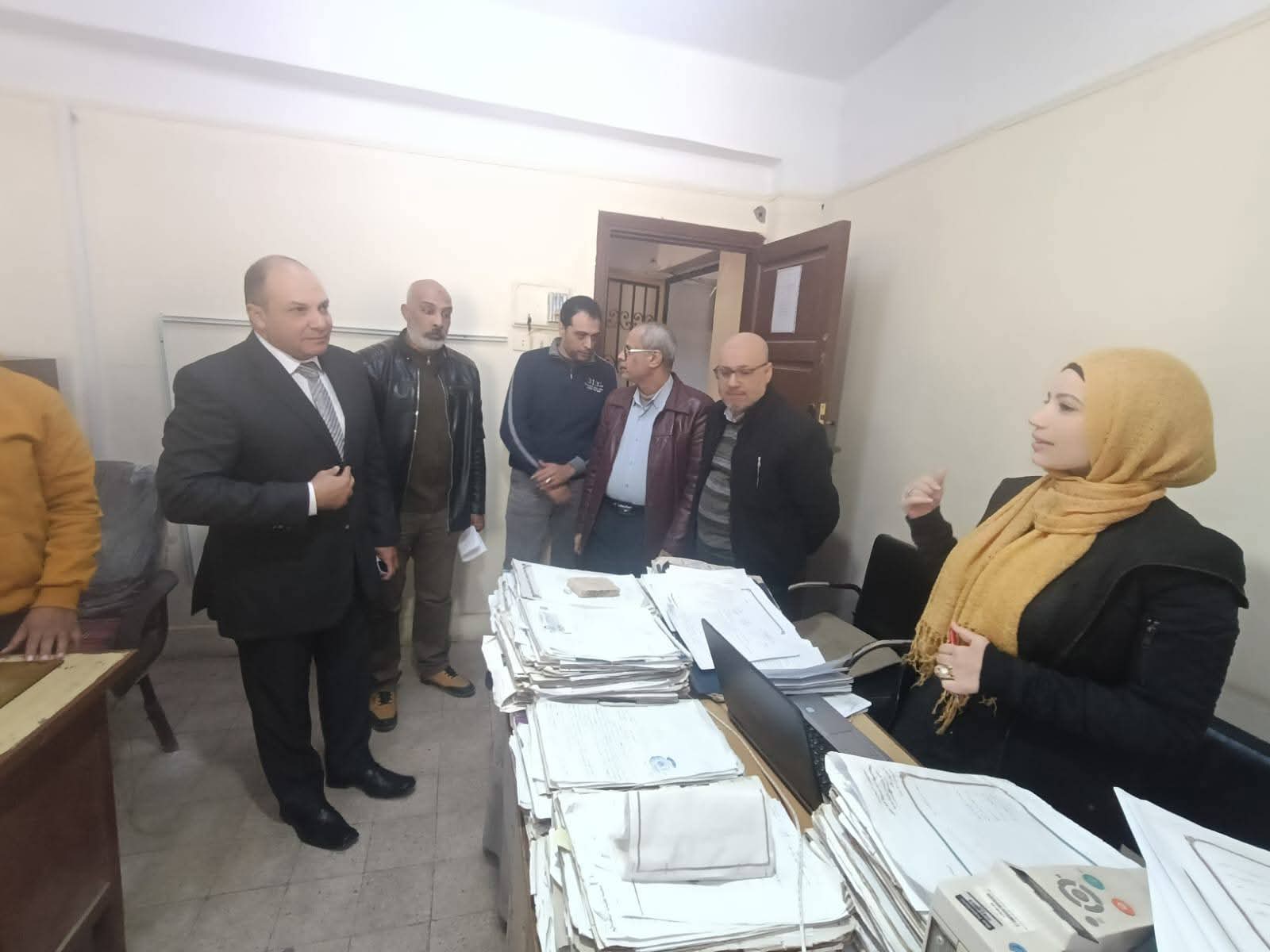 رئيس مدينة كوم حمادة يبدأ مهام عمله بلقاء العاملين ويوجه بمزيد من الجهد للارتقاء بالأداء