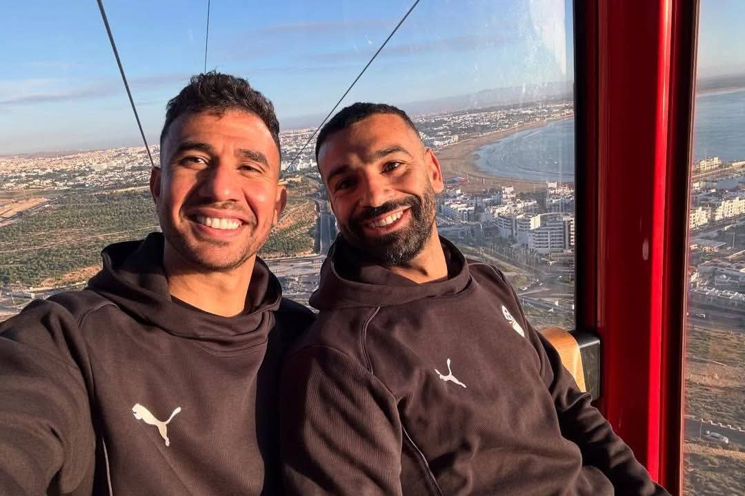 «طاولة وتلفريك ومحمول».. محمد صلاح ينشر 5 صور جديدة من المغرب