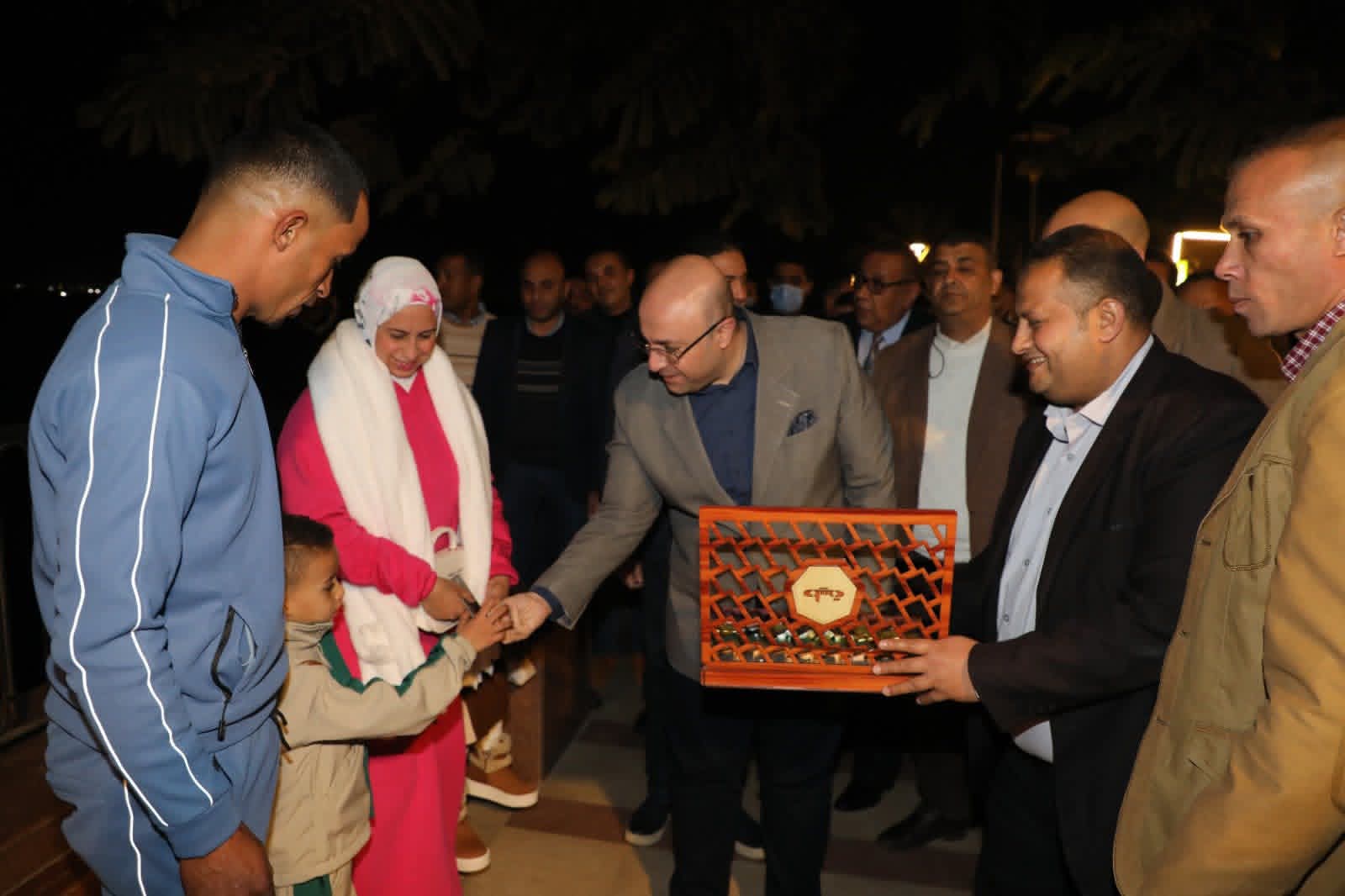 محافظ بني سويف يوزع الشيكولاتة على المواطنين ابتهاجًا بحلول العام الميلادي الجديد 2026