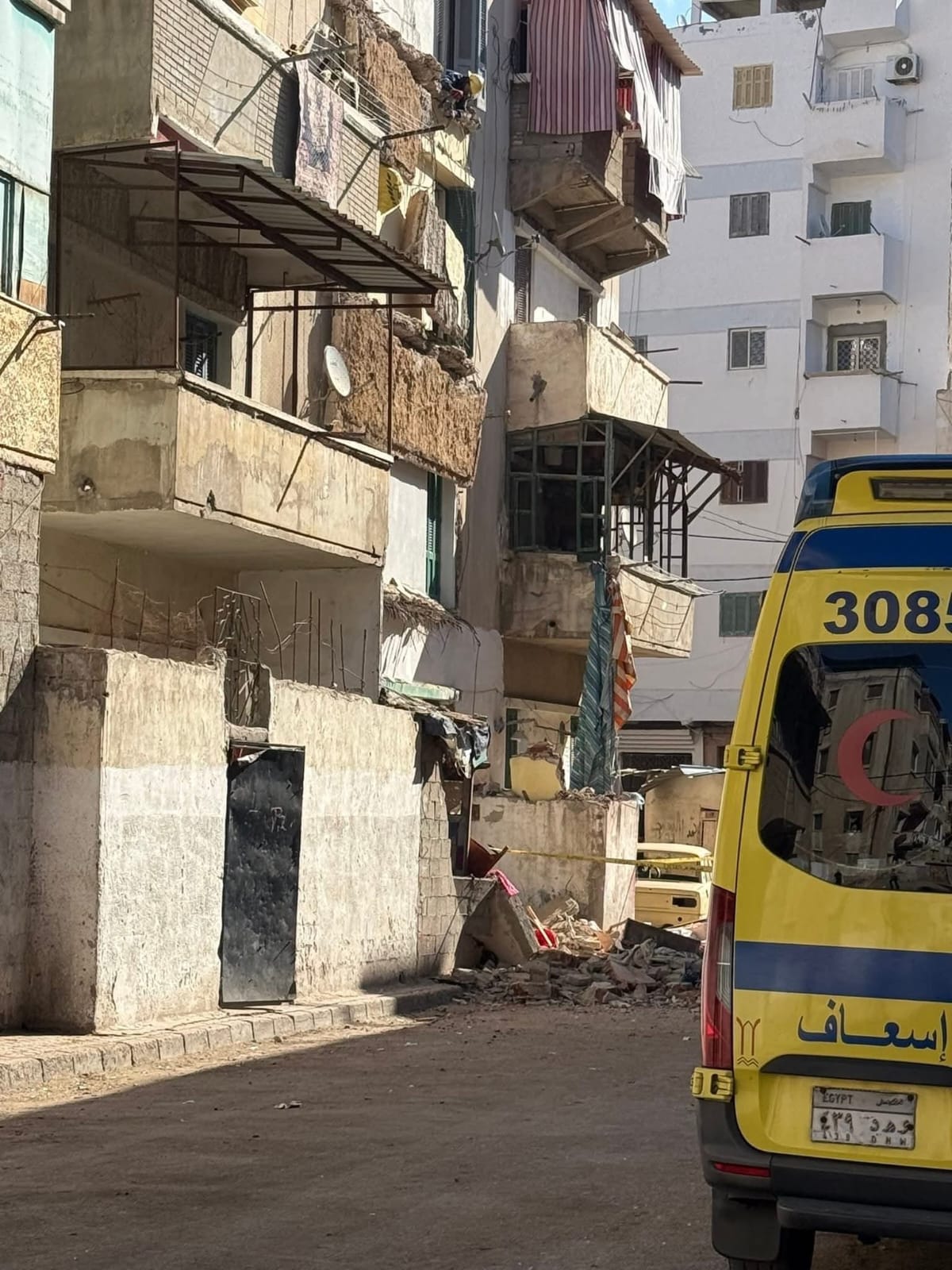 إصابة سيدة وابنها بانهيار 3 شرفات من عقار في الإسكندرية