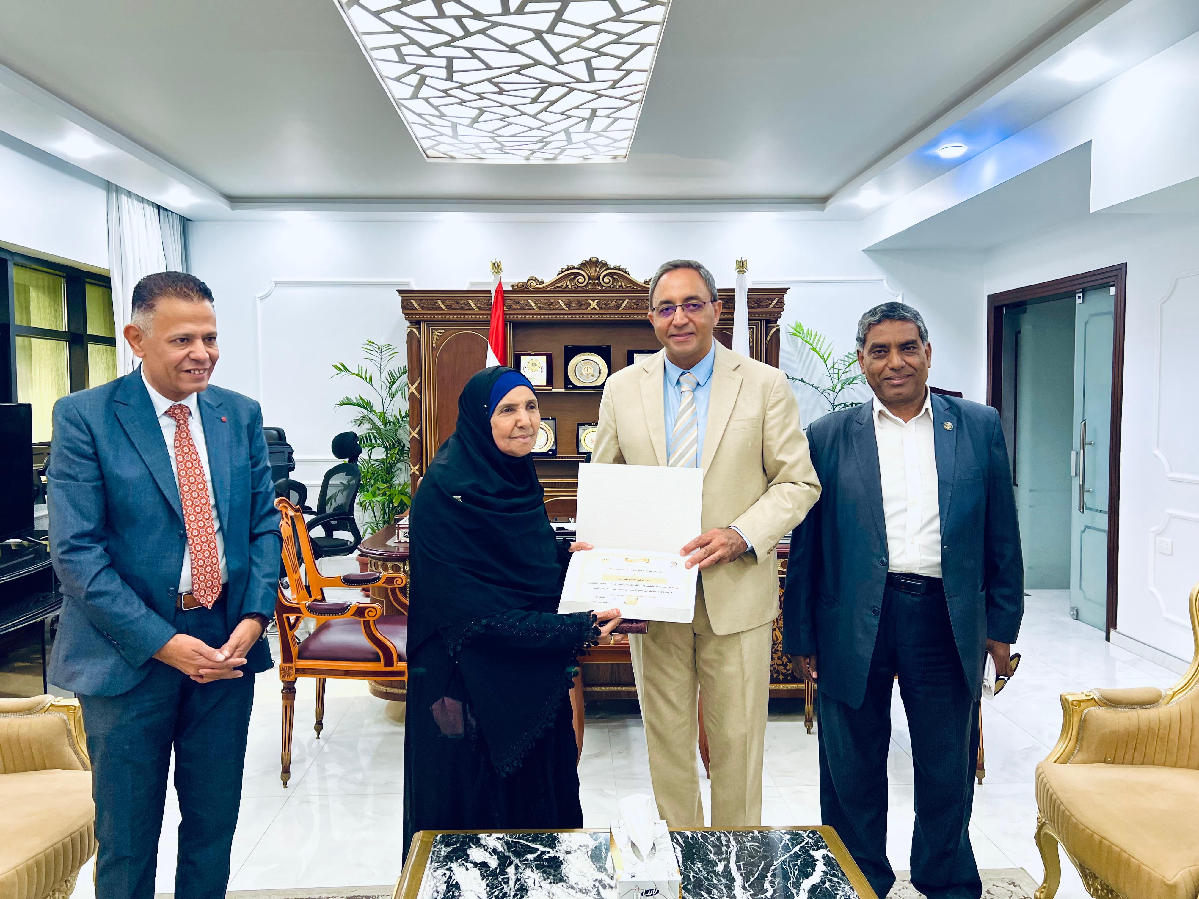 محافظ قنا يكرم الحاجة فاطمة عطيتو بعد إتمامها حفظ القرآن في سن الثمانين