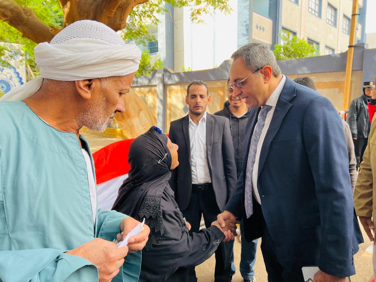 محافظ قنا يتفقد عدداً من مقار اللجان الانتخابية في اليوم الأول لانتخابات مجلس النواب 2025