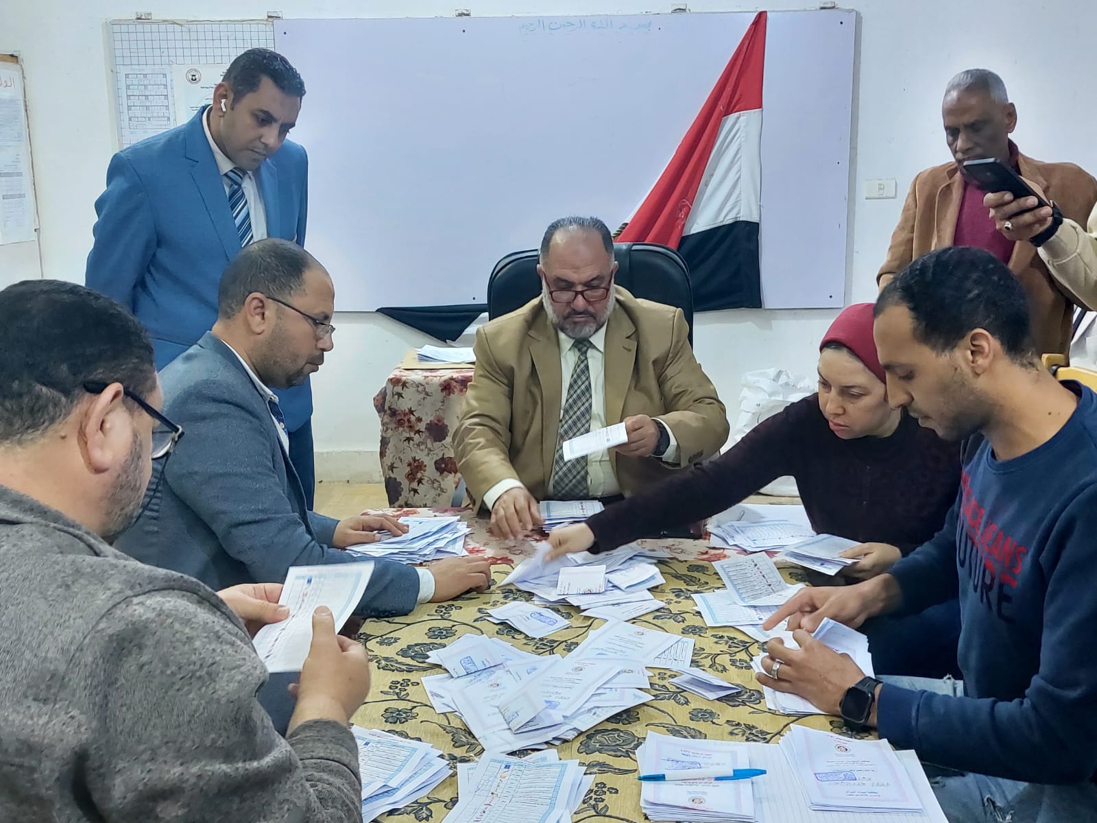 استمرار أعمال فرز الأصوات داخل لجان الرمل في جولة إعادة انتخابات النواب 