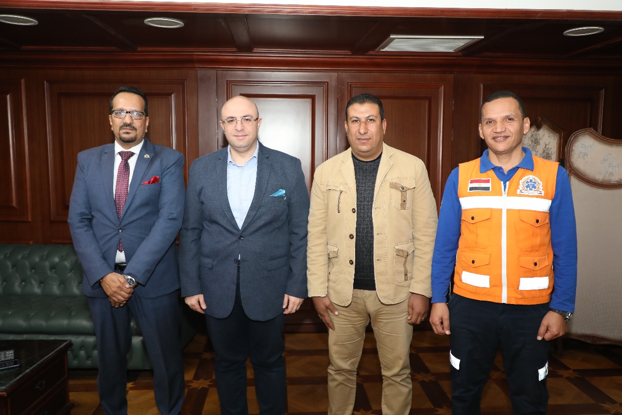 مسعف ينقذ عامل نظافة من الموت ومحافظ بني سويف يكرمه