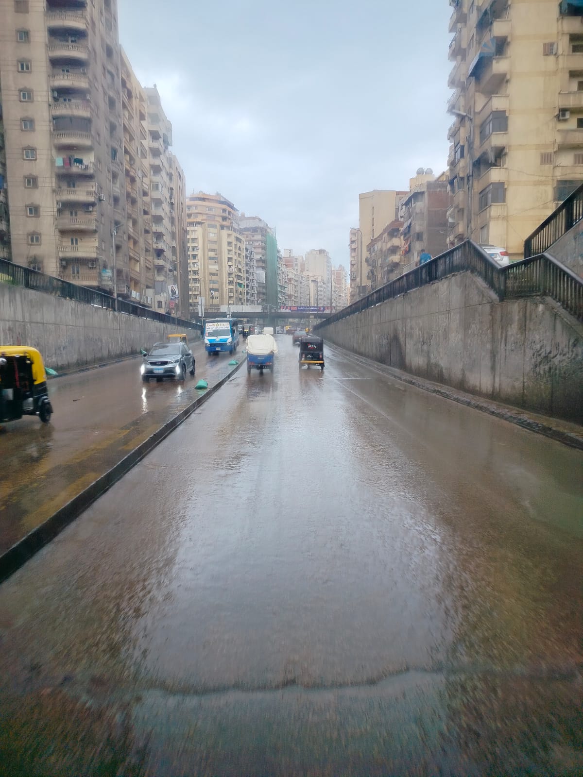 بعد تحذيرات الأرصاد.. أمطار غزيرة تضرب الإسكندرية وطوارئ بالمحافظة 