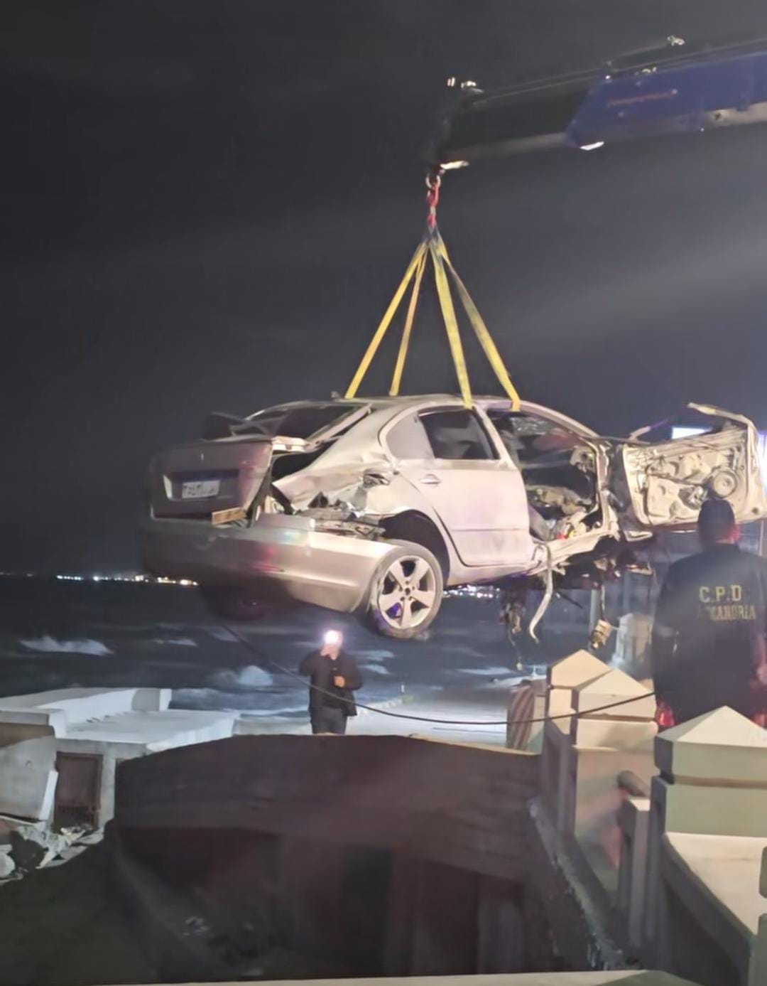 حادث طريق كورنيش الإسكندرية.. مصرع شخص وإصابة 3 في سقوط سيارة بمياه البحر
