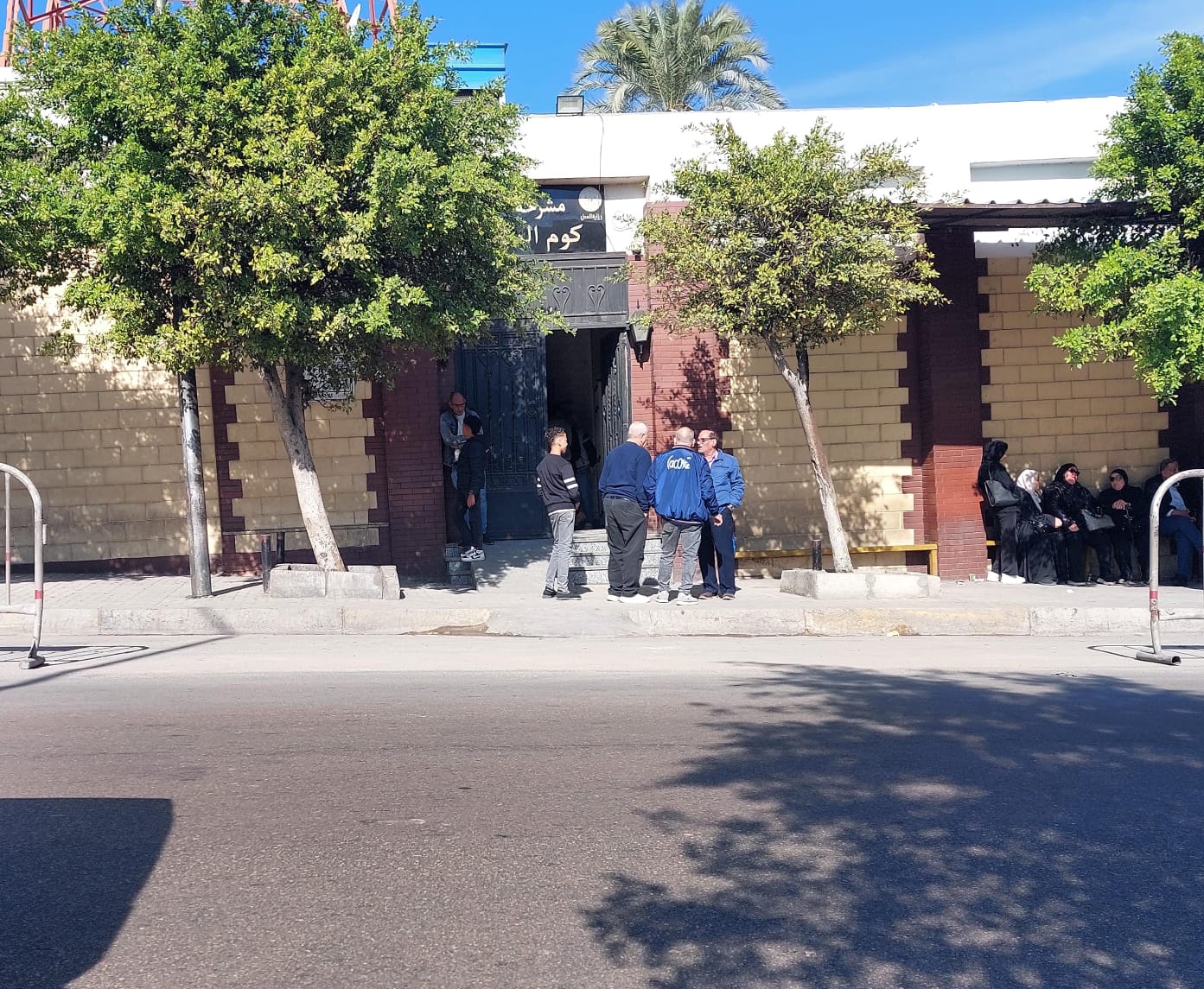 أسرة الفنانة نيفين مندور تتسلم جثمانها من المشرحة بالإسكندرية لدفنها بالقاهرة  - الخبر لايف