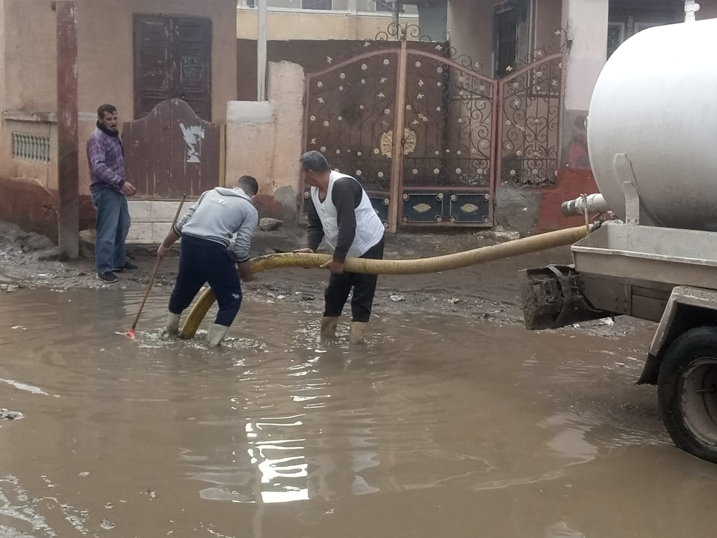 إستجابة سريعة.. كسح مياة الأمطار وتطهير بيارات الصرف بقرية أبو درة بشبراخيت 