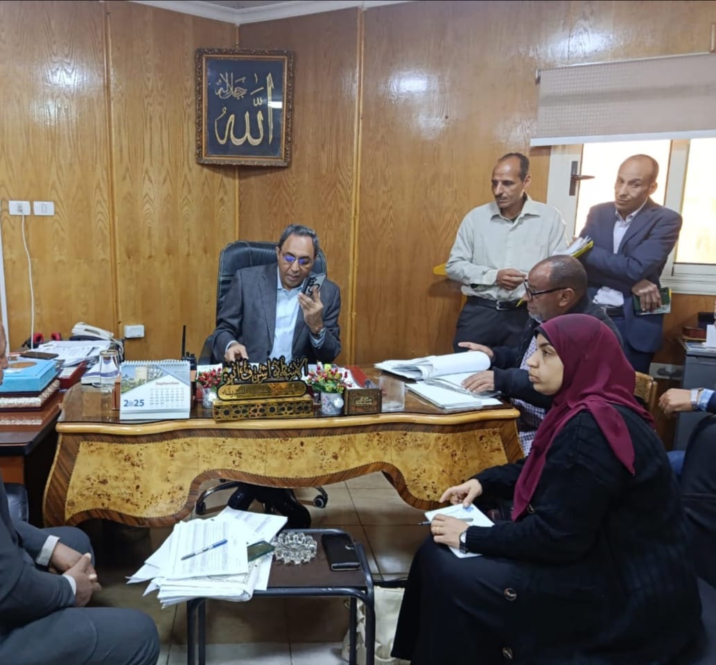 محافظ قنا يجرى اتصالاً هاتفيًا لإبلاغ مواطن بالموافقة على طلب التصالح خلال جولة مفاجئة