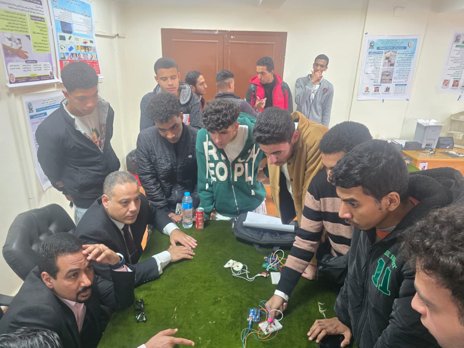 جامعة قنا تناقش المشروعات العملية لطلاب المعهد الفني الصحي