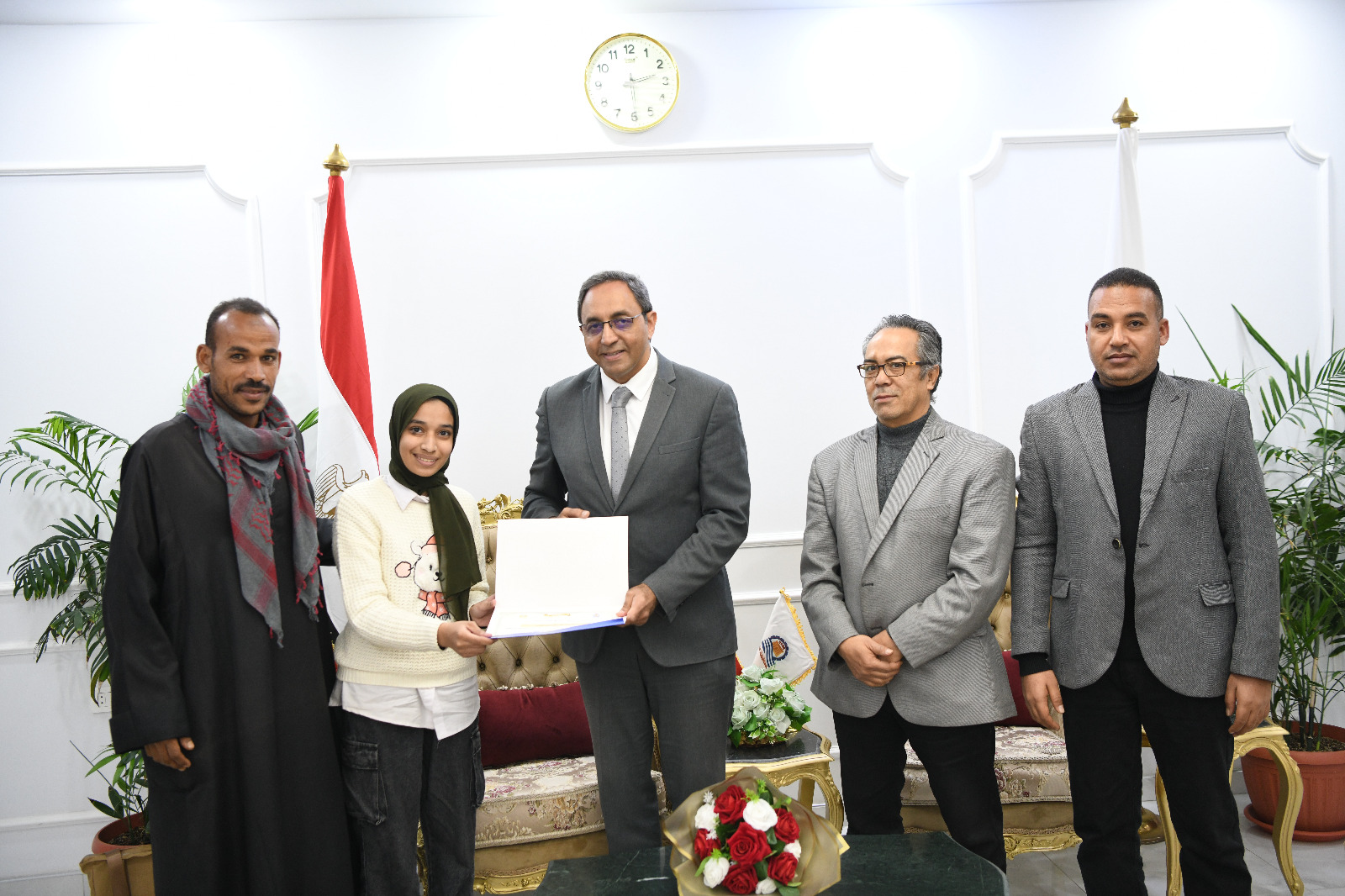 محافظ قنا يكرم دارسة من ذوي الهمم لحصولها على شهادة محو الأمية