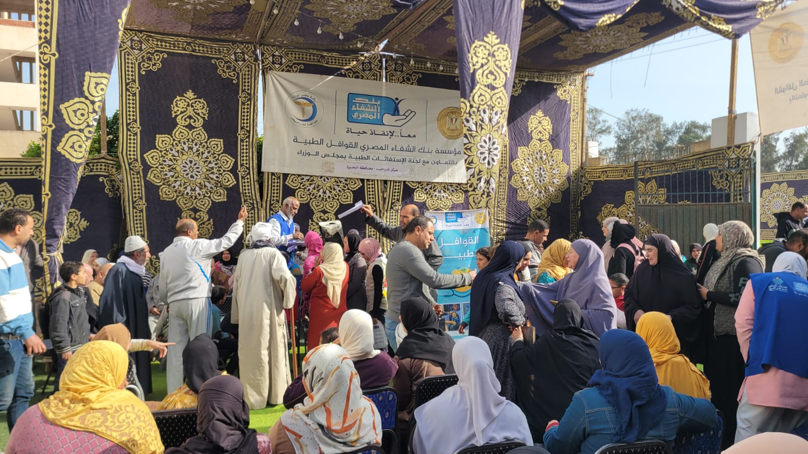 الكشف على 695 مواطن وتحويل 79 حالة لإجراء عمليات خلال قافلة مجانية لعلاج الرمد بالبحيرة 