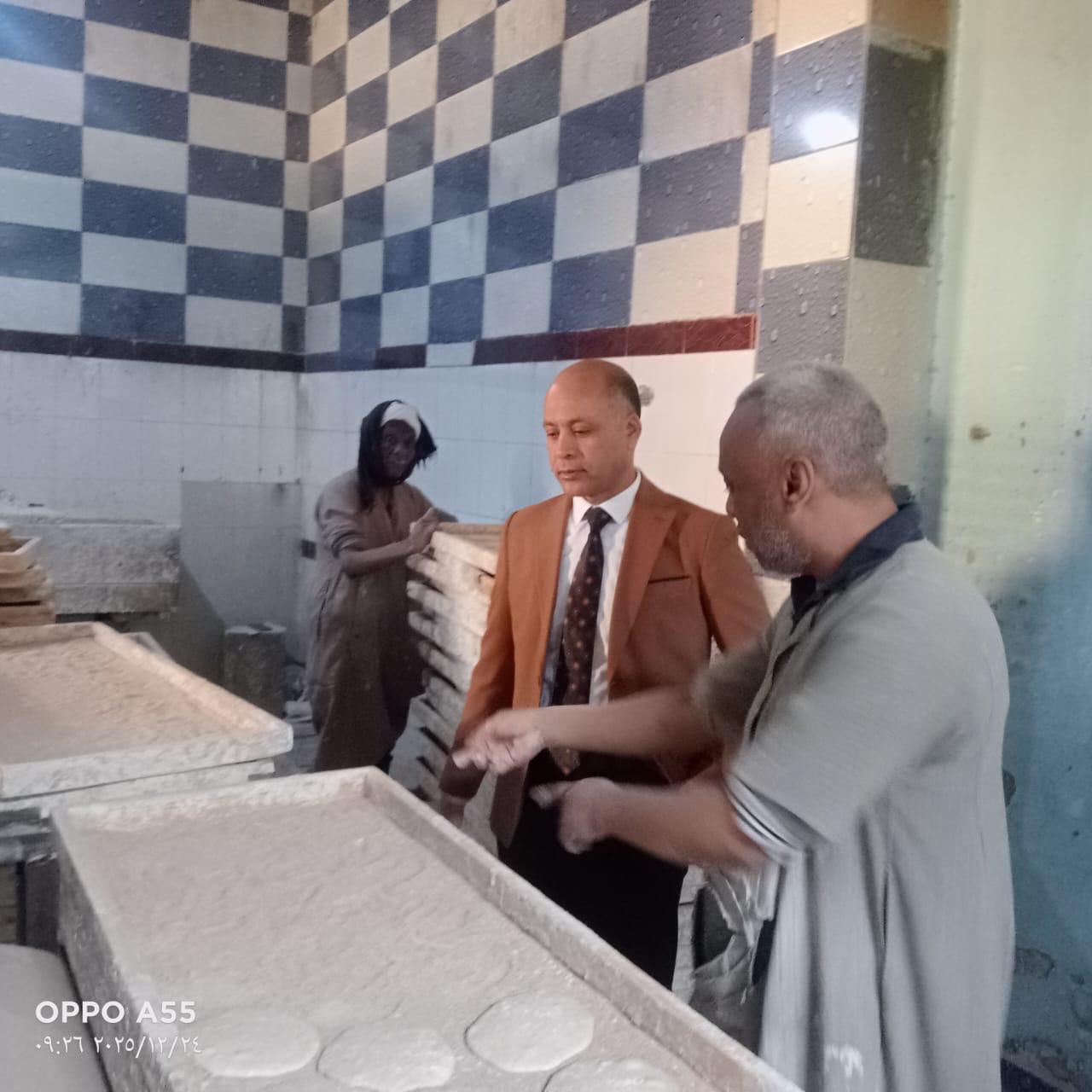 وكيل وزارة التموين بقنا يقود حملة موسعة على المخابز والأسواق بدشنا
