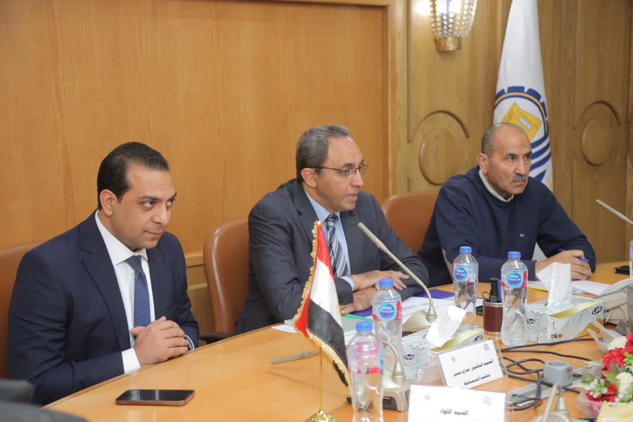 محافظ قنا يترأس اجتماعًا موسعًا لمتابعة الاستعدادات النهائية لجولة الإعادة بانتخابات مجلس النواب