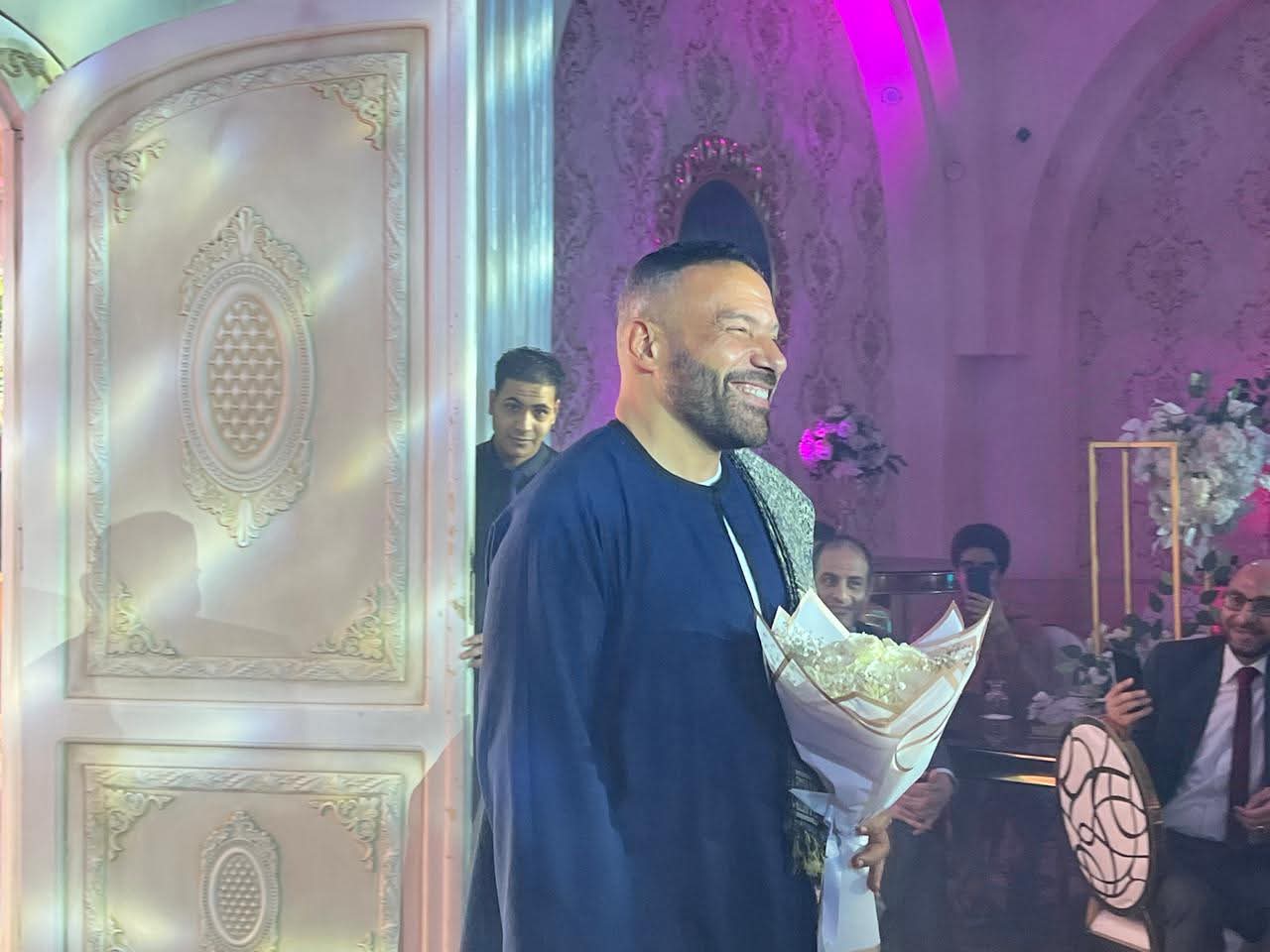 محمد خميس يرتدي الجلباب في حفل زفافه