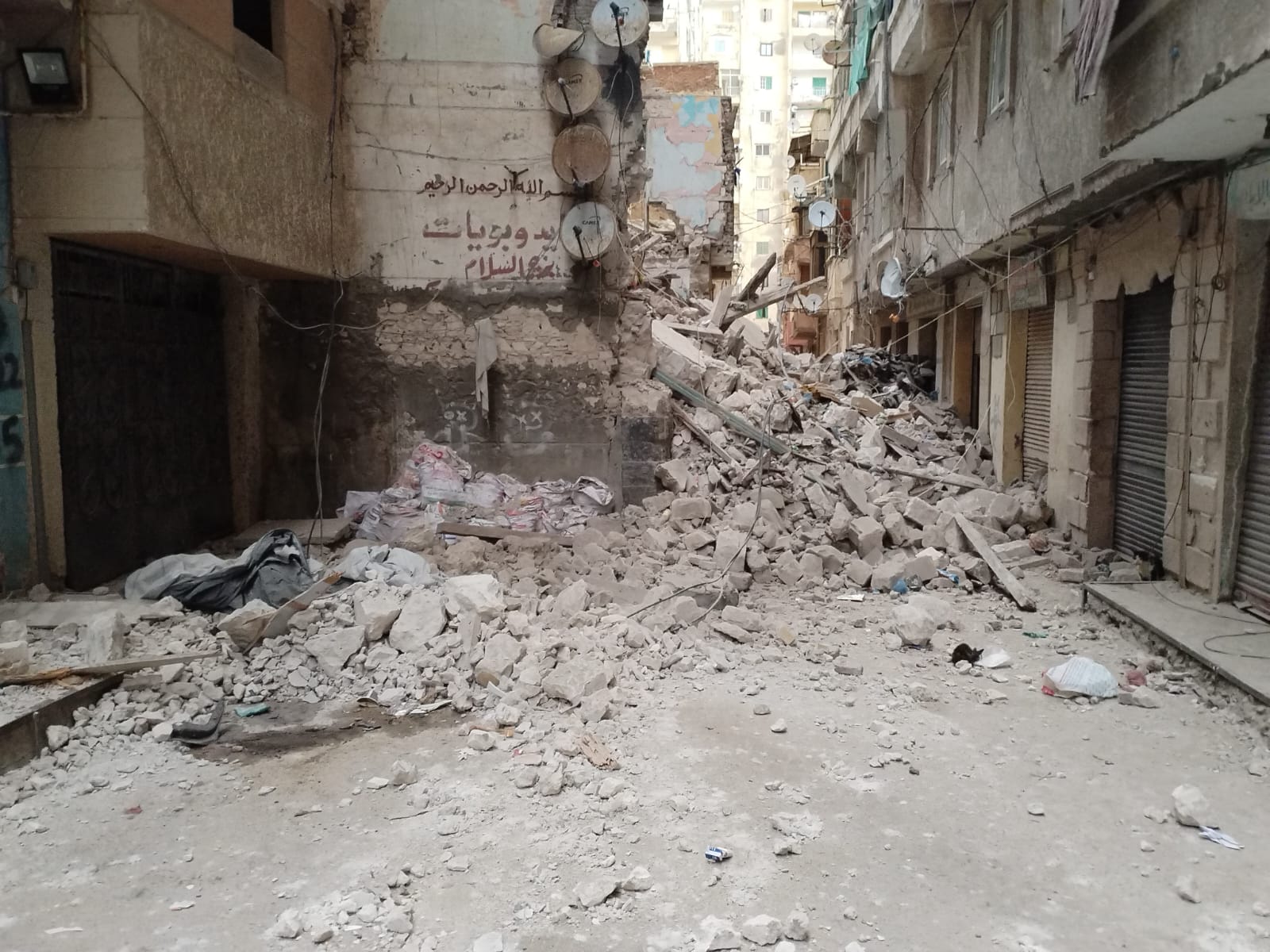 انهيار جزئي لعقار قديم في منطقة رأس التين بالإسكندرية.. والحي يكشف التفاصيل